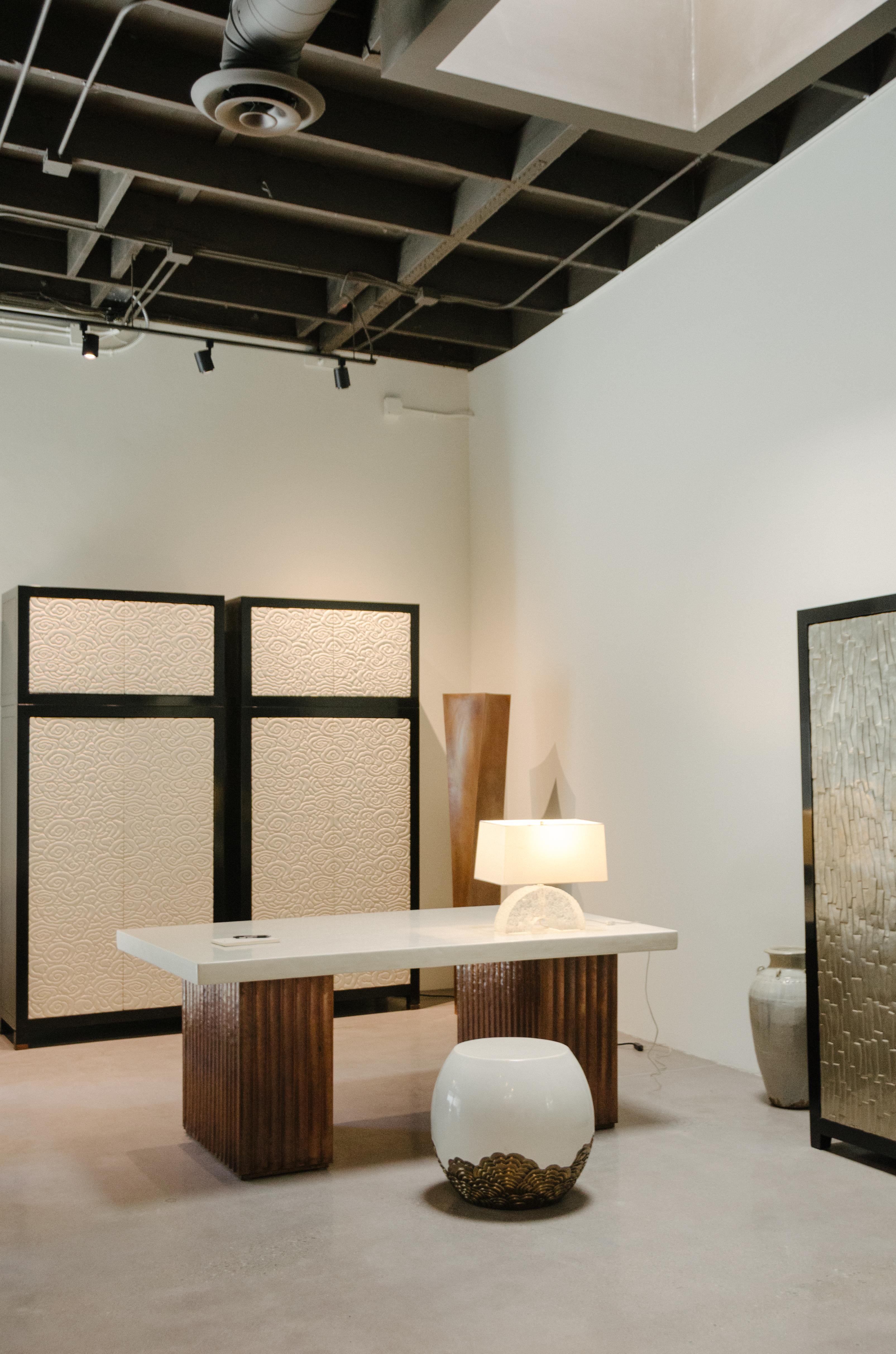 Commode contemporaine en laque crème sculptée à la main, Cloud Design, par Robert Theo en vente 1