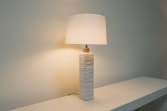 Lámpara de sobremesa contemporánea tallada a mano en laca crema con plumas de Robert Kuo