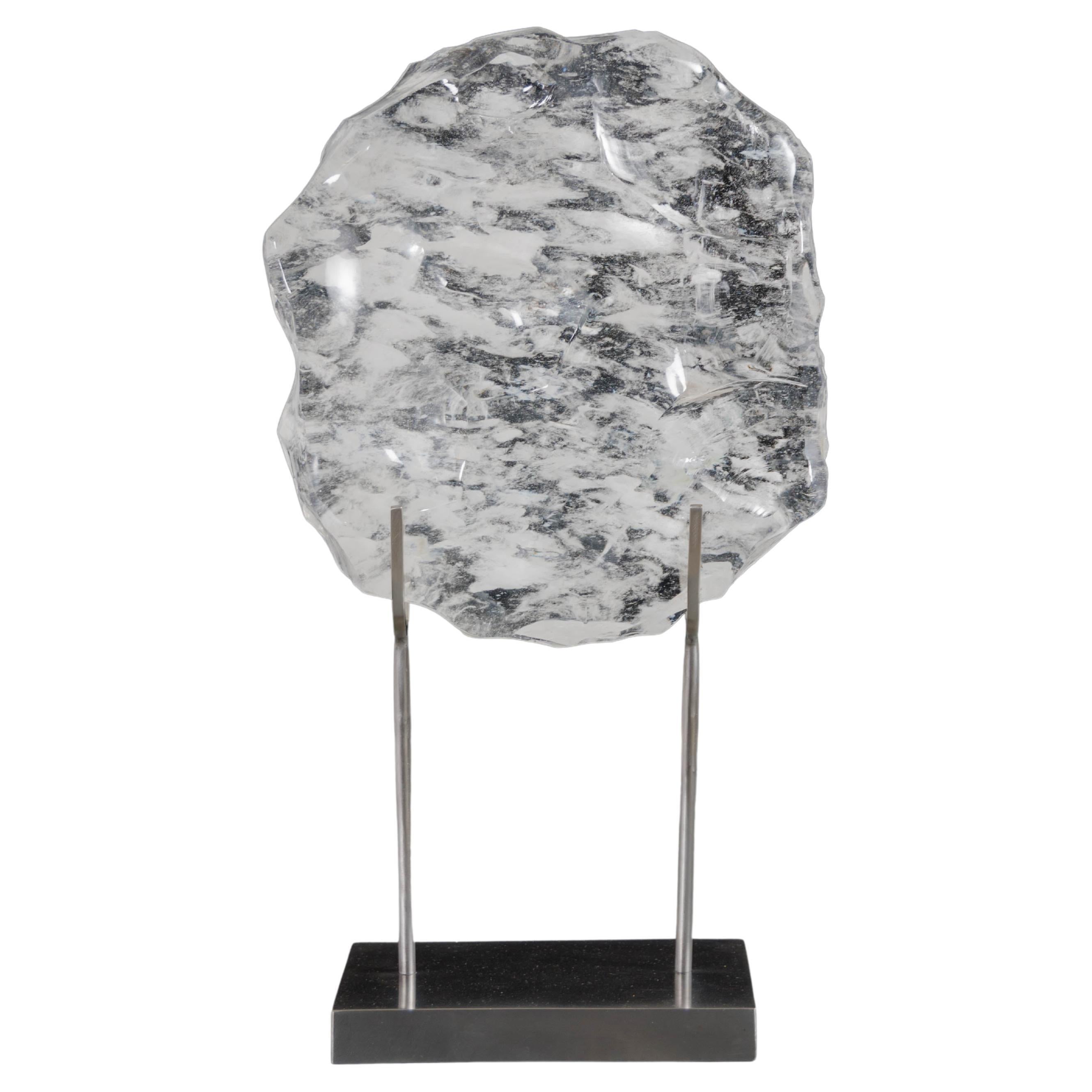 Zeitgenössische handgeschnitzte Bi-Skulptur aus Kristall mit Stahlständer von Robert Kuo