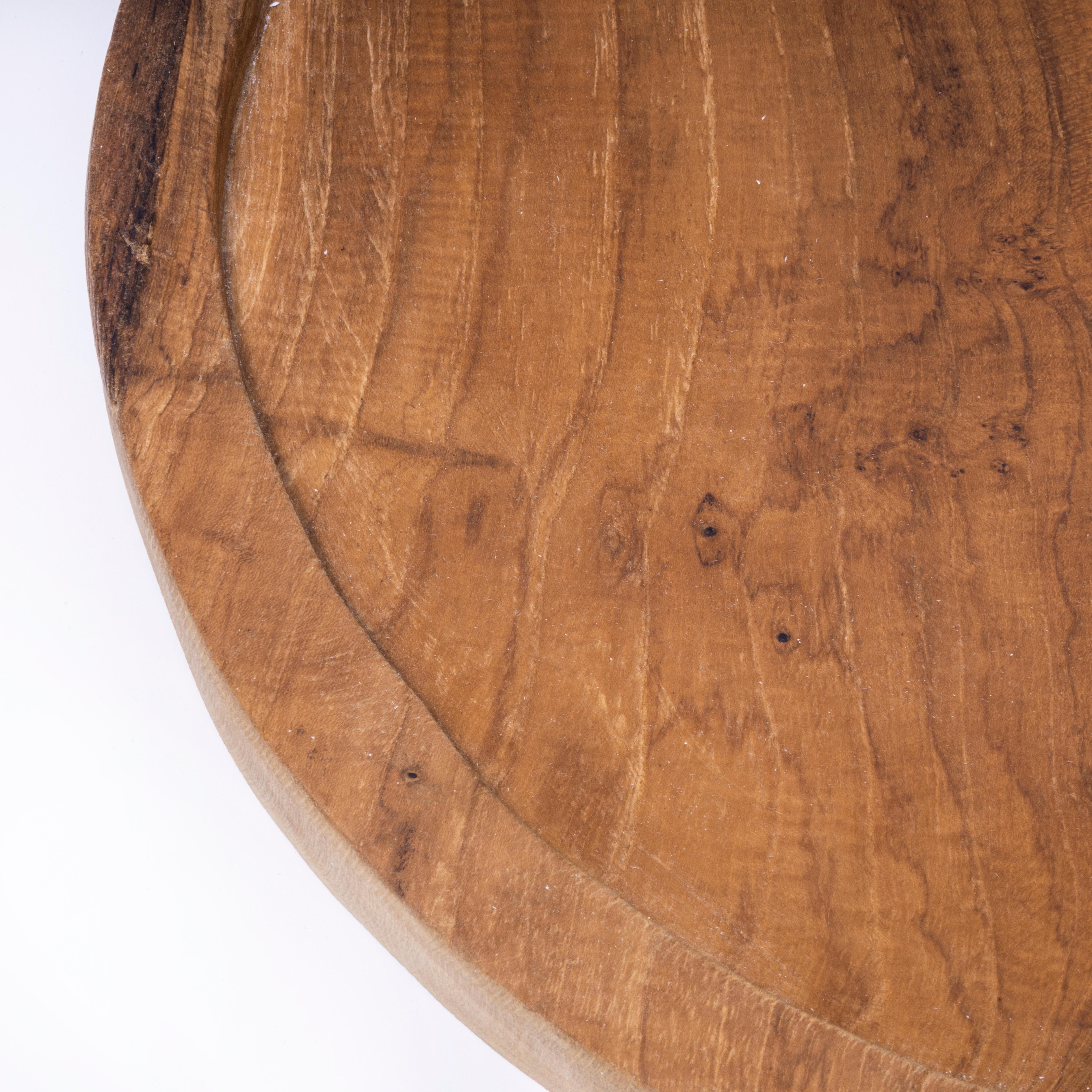 Contemporary Hand Carved Indonesian Teak Platter (Teakholz) im Angebot