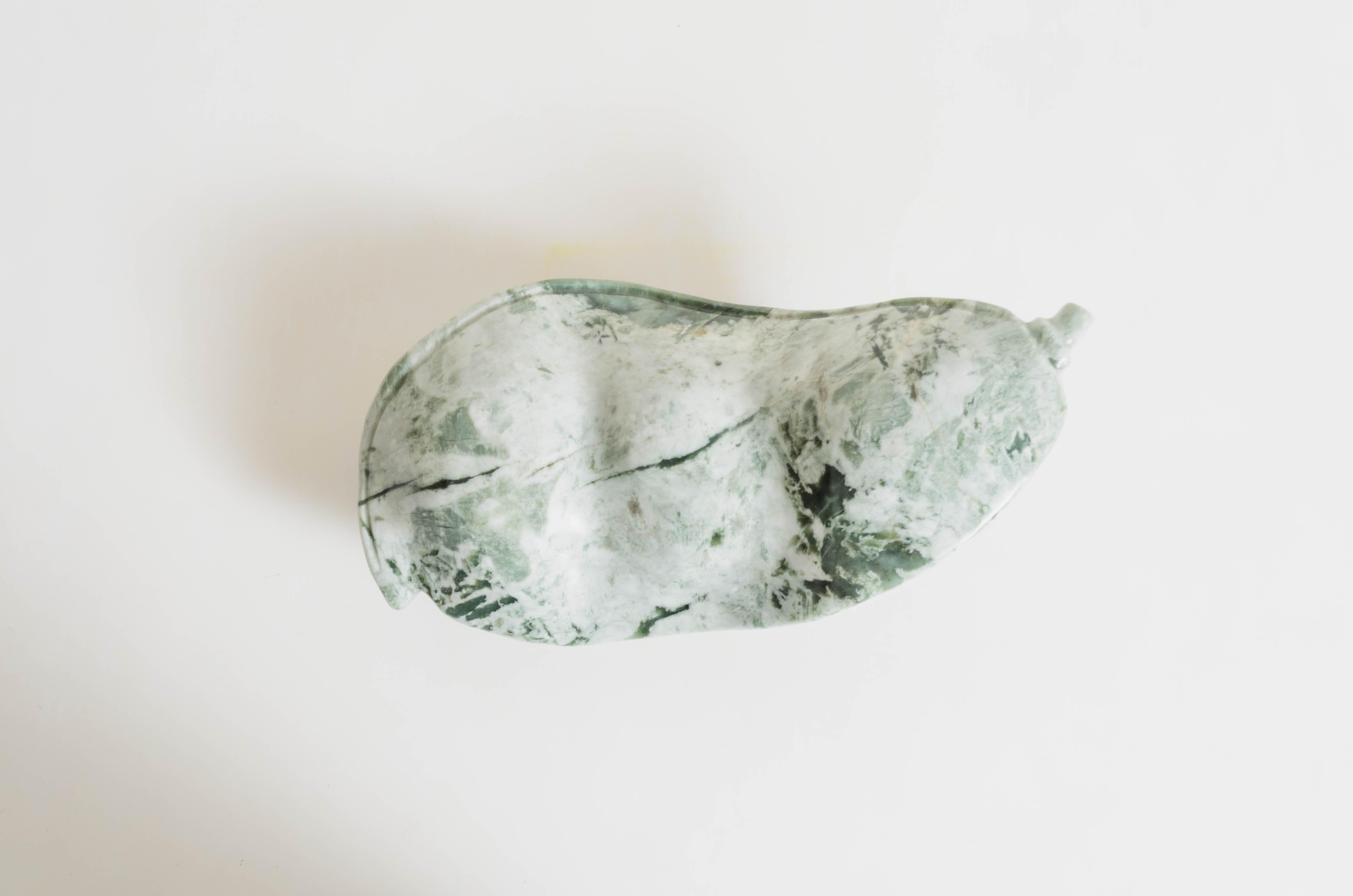Sculpté à la main Sculpture contemporaine en forme d'haricot en jade Lima sculptée à la main de Robert Kuo en vente
