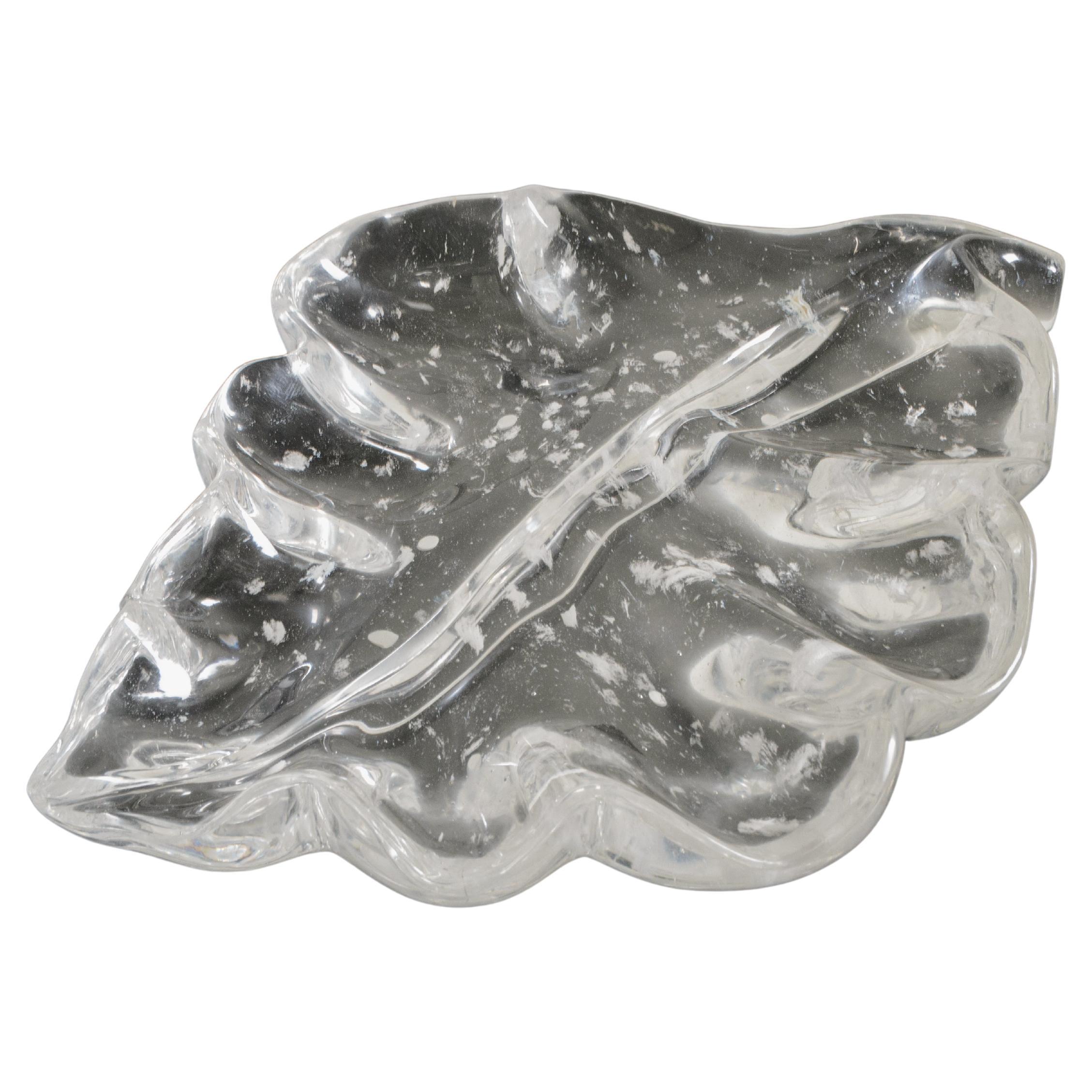 Plato contemporáneo tallado a mano con forma de hoja de cristal de Robert Kuo
