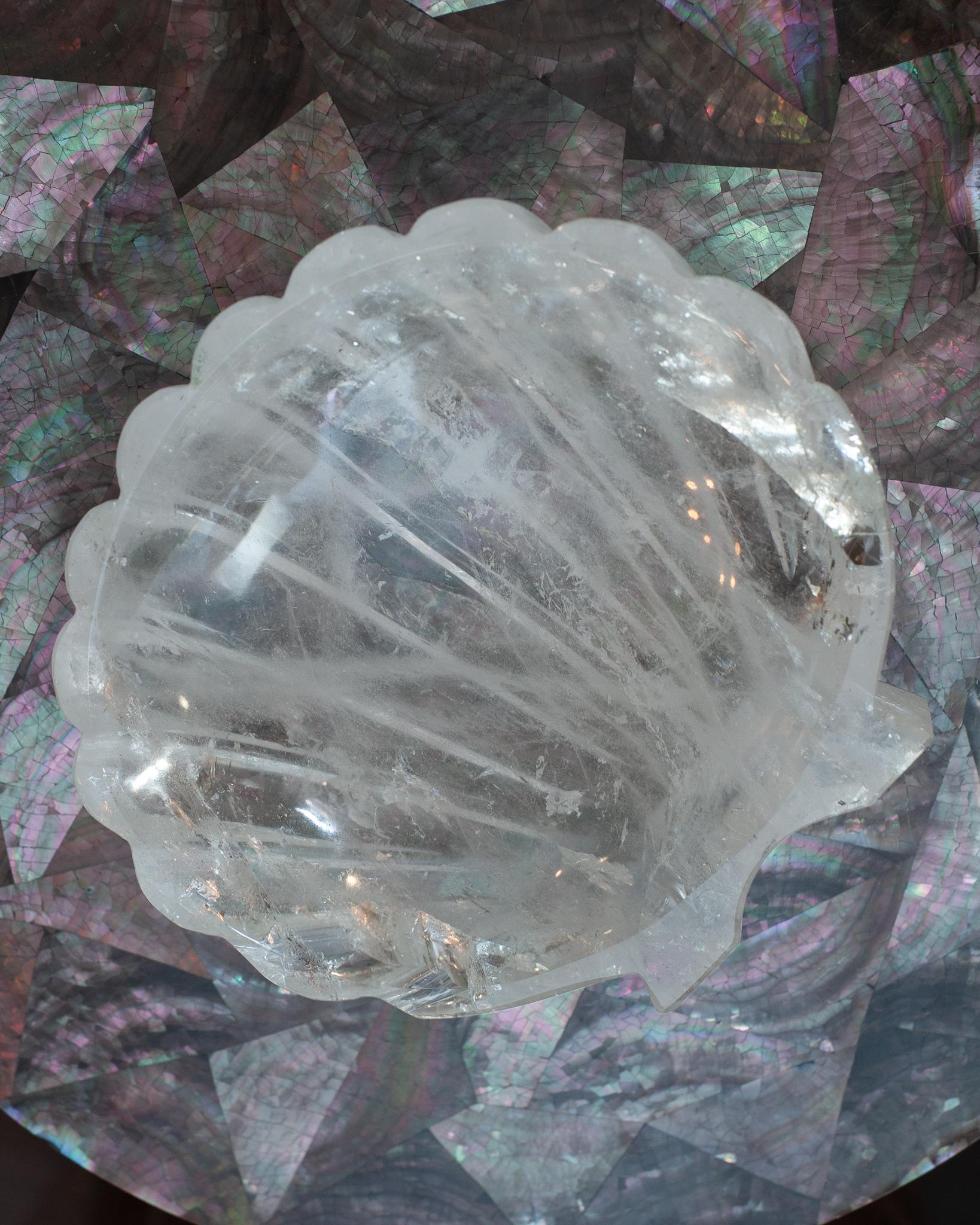 Contemporary Hand geschnitzt Bergkristall klar Quarz Shell Tablett (Brasilianisch) im Angebot