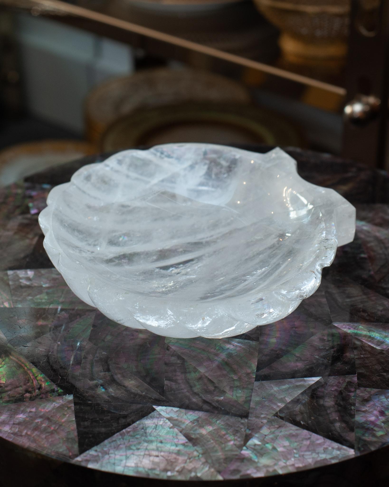 Contemporary Hand geschnitzt Bergkristall klar Quarz Shell Tablett (Handgeschnitzt) im Angebot