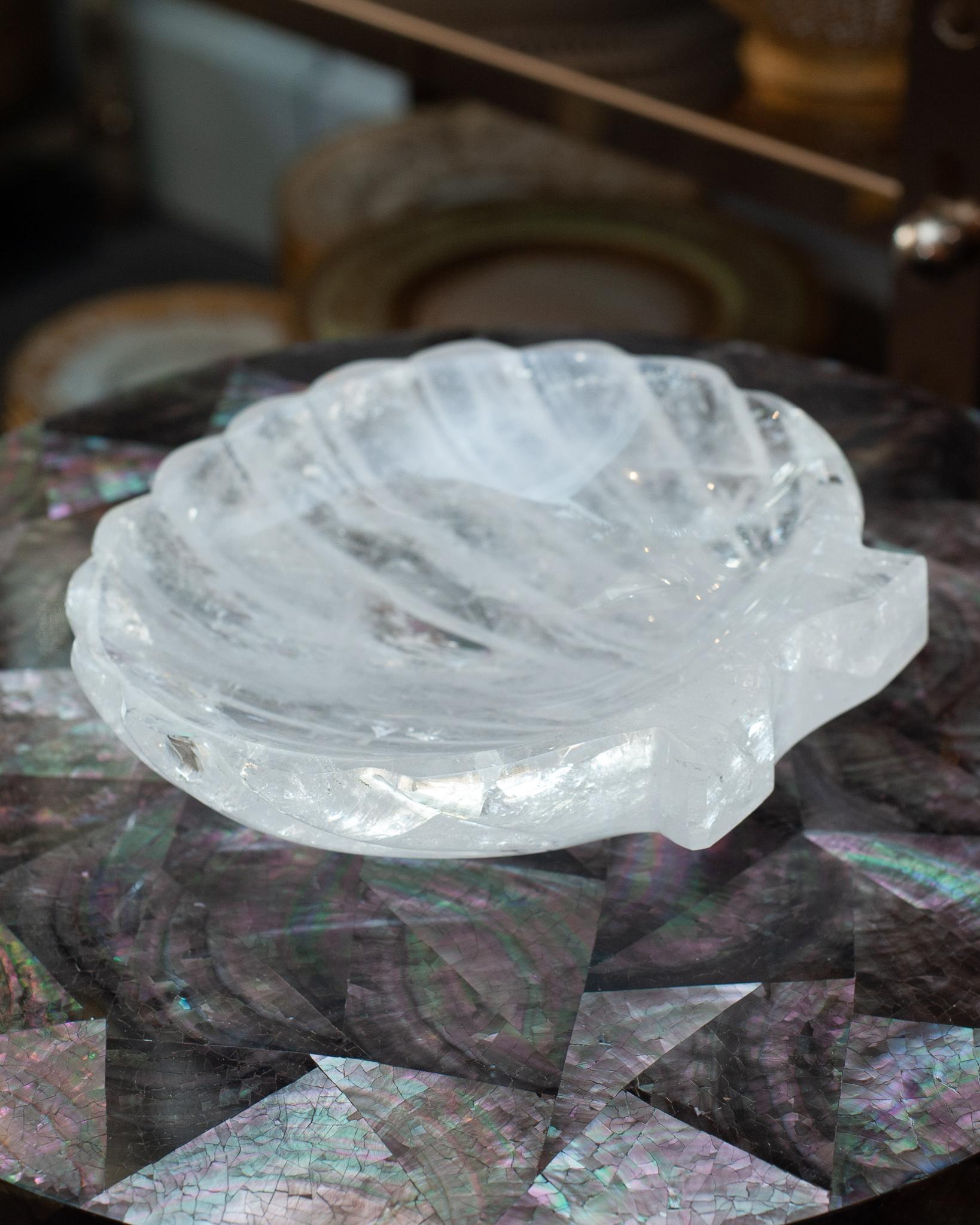 Contemporary Hand geschnitzt Bergkristall klar Quarz Shell Tablett im Zustand „Neu“ im Angebot in Toronto, ON