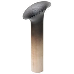 Vaso Sisin No. 2 contemporaneo intagliato a mano in legno di tiglio di Antrei Hartikainen
