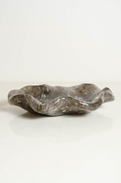 Cuenco contemporáneo de loto poco profundo tallado a mano en cristal ahumado por Robert Kuo