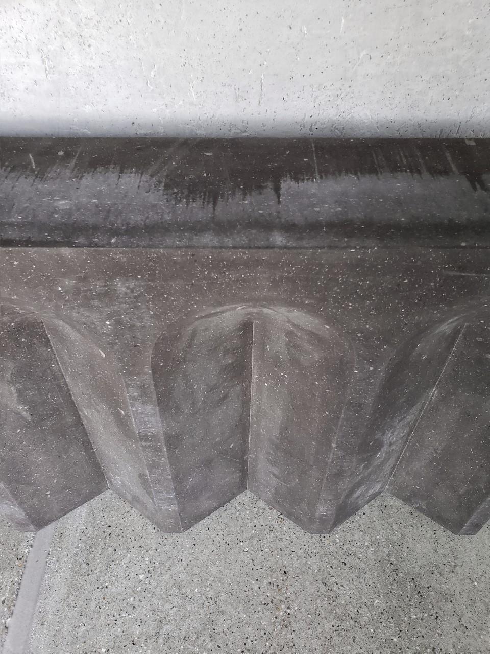 Una consola personalizada de una colección de objetos escultóricos de interior inspirados en la antigüedad, la arquitectura, la artesanía de la antigua arquitectura de las iglesias y monasterios armenios, que cuentan historias olvidadas de esta