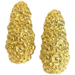Boucles d'oreilles pendantes "Flowers" en or jaune, ciselées à la main 