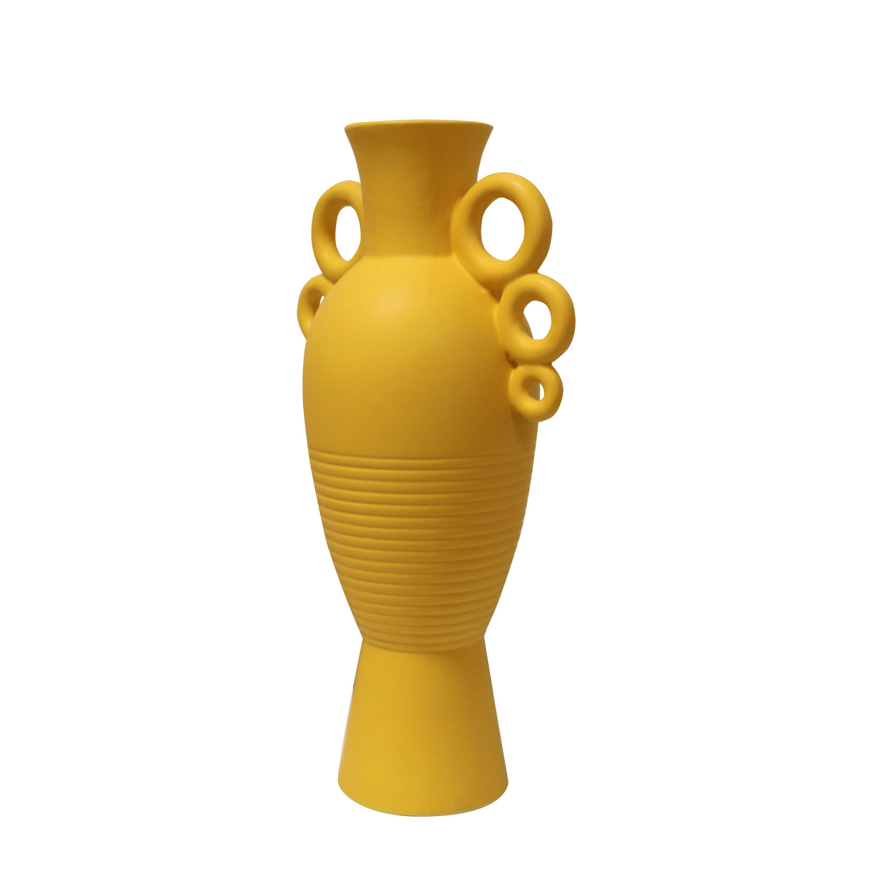 Vase italien en céramique avec un corps de forme balustre et un col cylindrique peint en Yelloew. Le vase est doté de deux anses composées de trois anneaux de céramique reliés entre eux et d'un décor de lignes gravées.