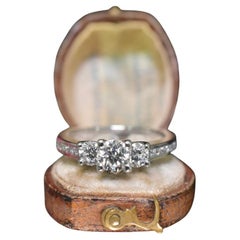 Bague contemporaine en platine massif et trois diamants 1,19ct, faite à la main