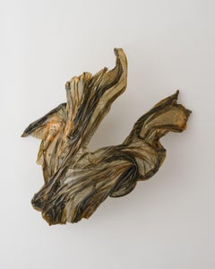 Escultura contemporánea de malla teñida a mano de Kim Mesches