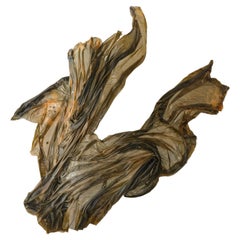 Escultura contemporánea de malla teñida a mano de Kim Mesches