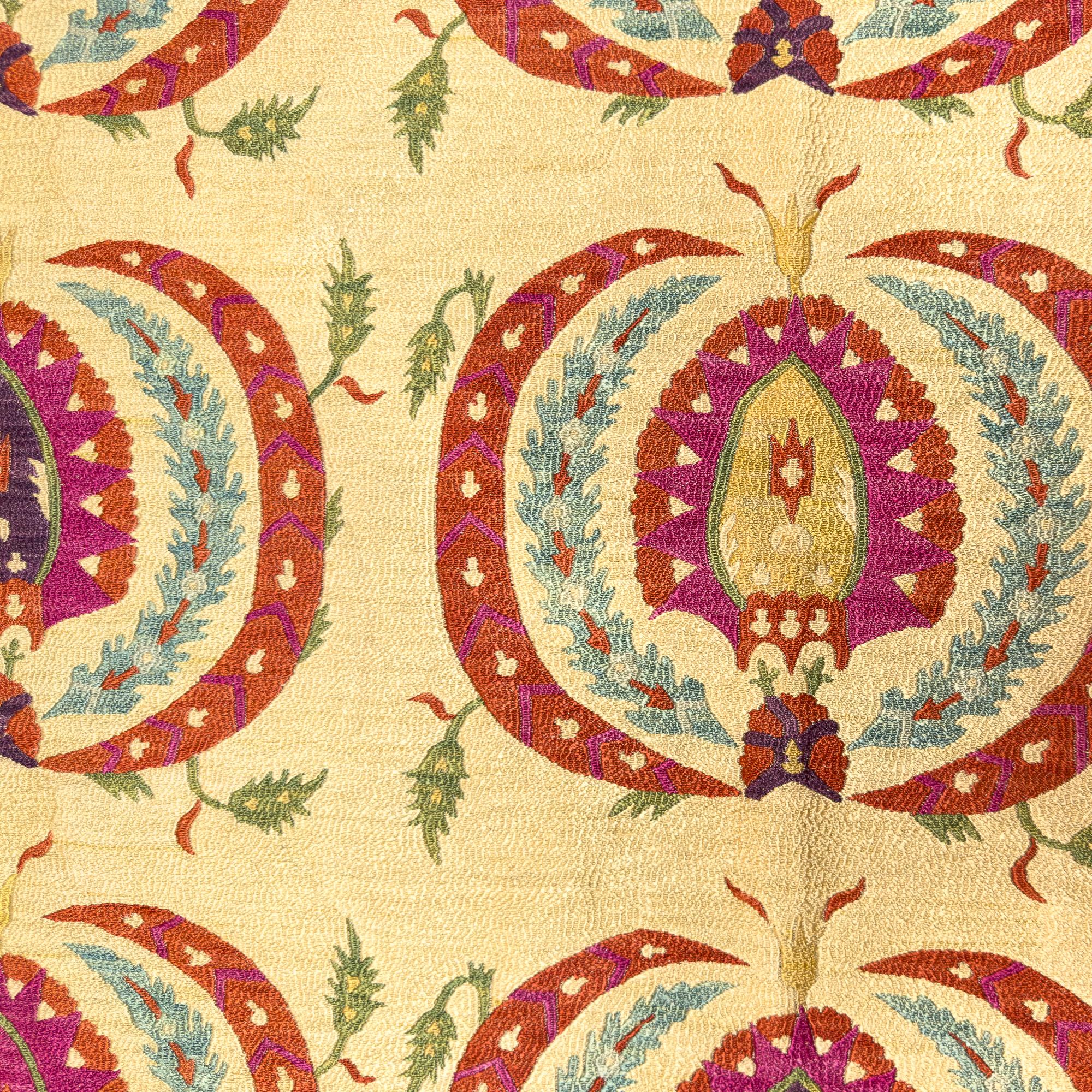 Dieses außergewöhnliche handgestickte Textil ist von der reichen Tradition der osmanischen Stickerei aus dem 16. bis 19. Jahrhundert inspiriert, die für die Gegenwart neu interpretiert wurde. Es wurde als einzigartiges Mittelstück geschaffen und