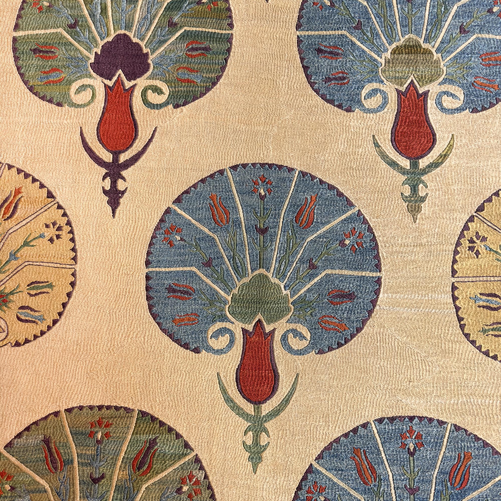 Dieses außergewöhnliche handgestickte Textil ist von der reichen Tradition der osmanischen Stickerei aus dem 16. bis 19. Jahrhundert inspiriert, die für die Gegenwart neu interpretiert wurde. Es wurde als einzigartiges Mittelstück geschaffen und