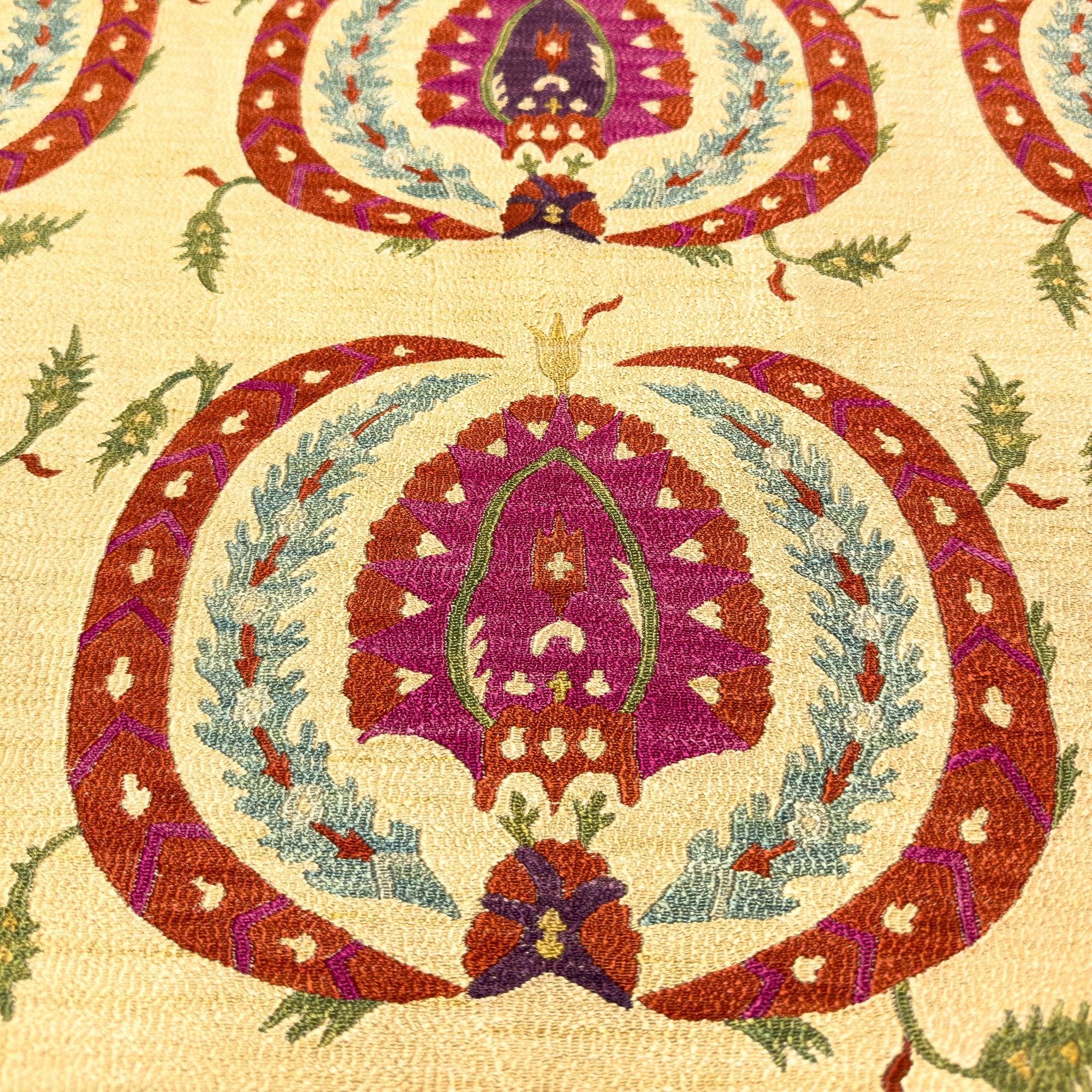 Zeitgenössische handbestickte Ottomane als Wandbehang (Islamisch) im Angebot