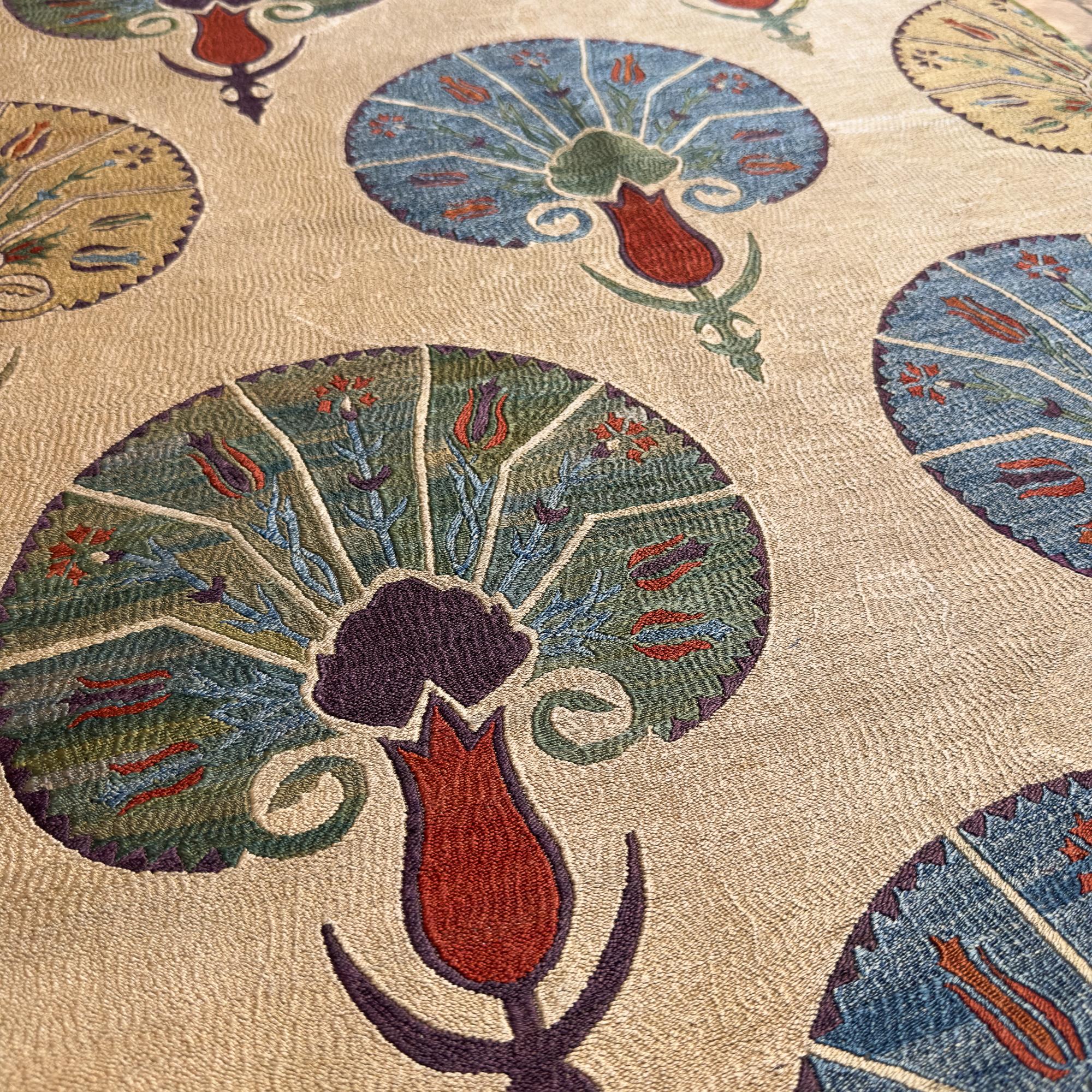 Zeitgenössische handbestickte Ottomane als Wandbehang (Islamisch) im Angebot