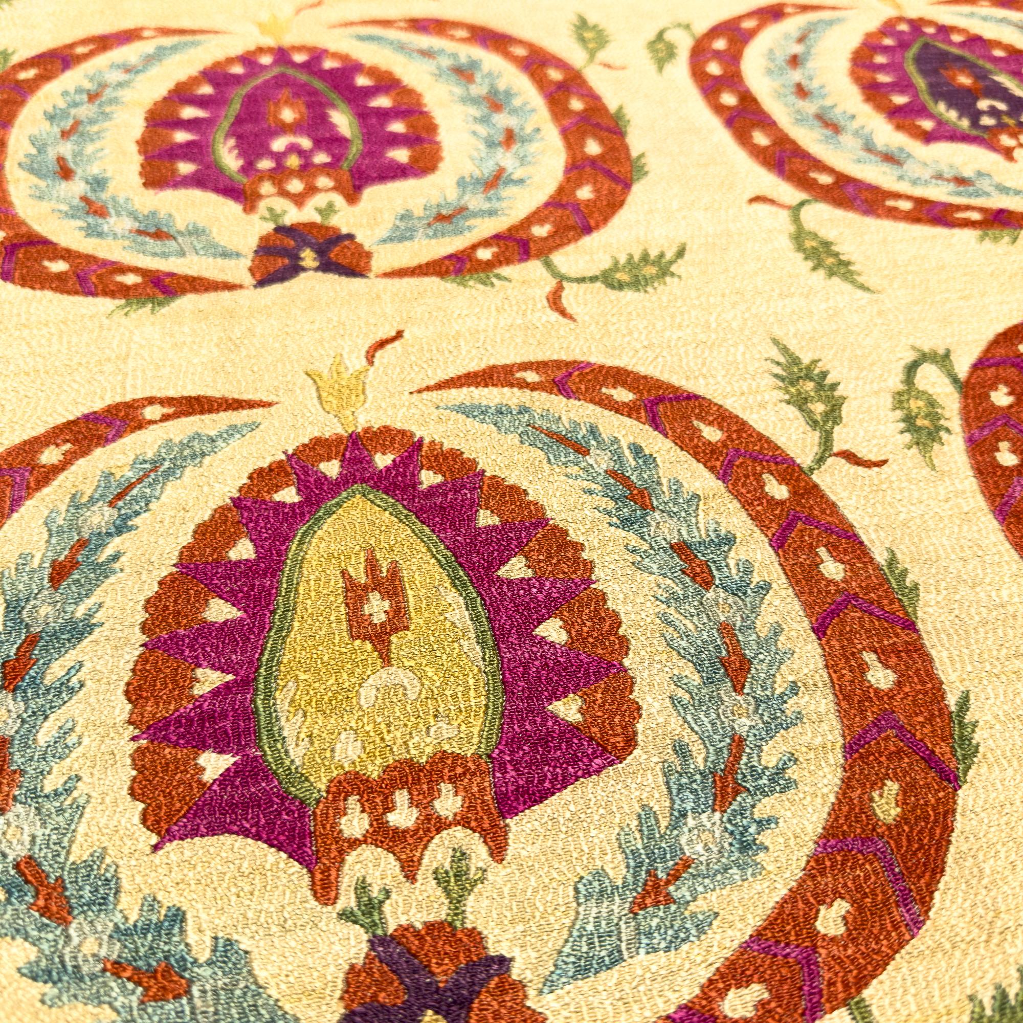 Zeitgenössische handbestickte Ottomane als Wandbehang (Armenisch) im Angebot