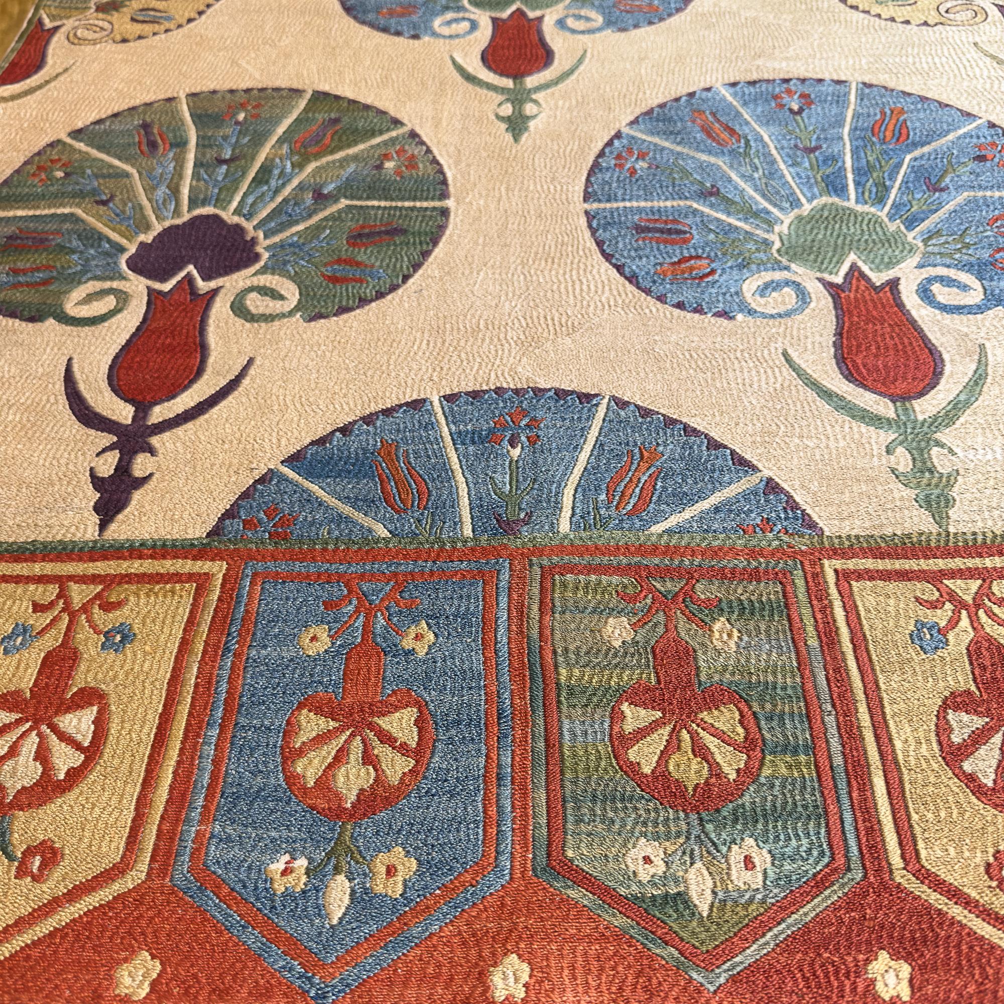 Zeitgenössische handbestickte Ottomane als Wandbehang (Armenisch) im Angebot