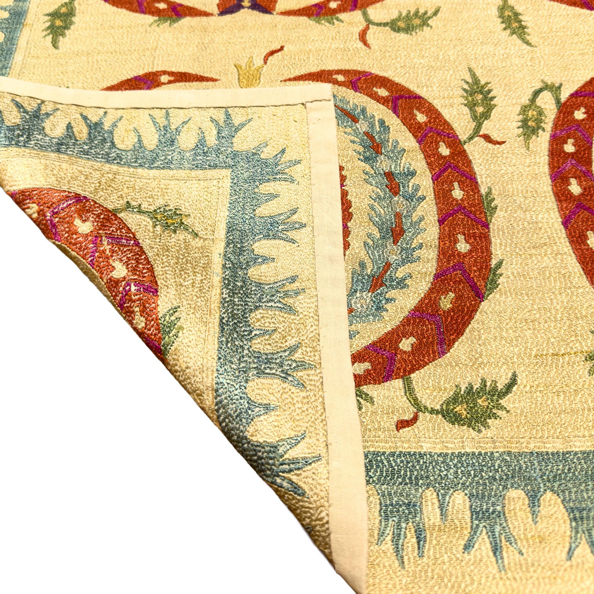 Zeitgenössische handbestickte Ottomane als Wandbehang (Bestickt) im Angebot