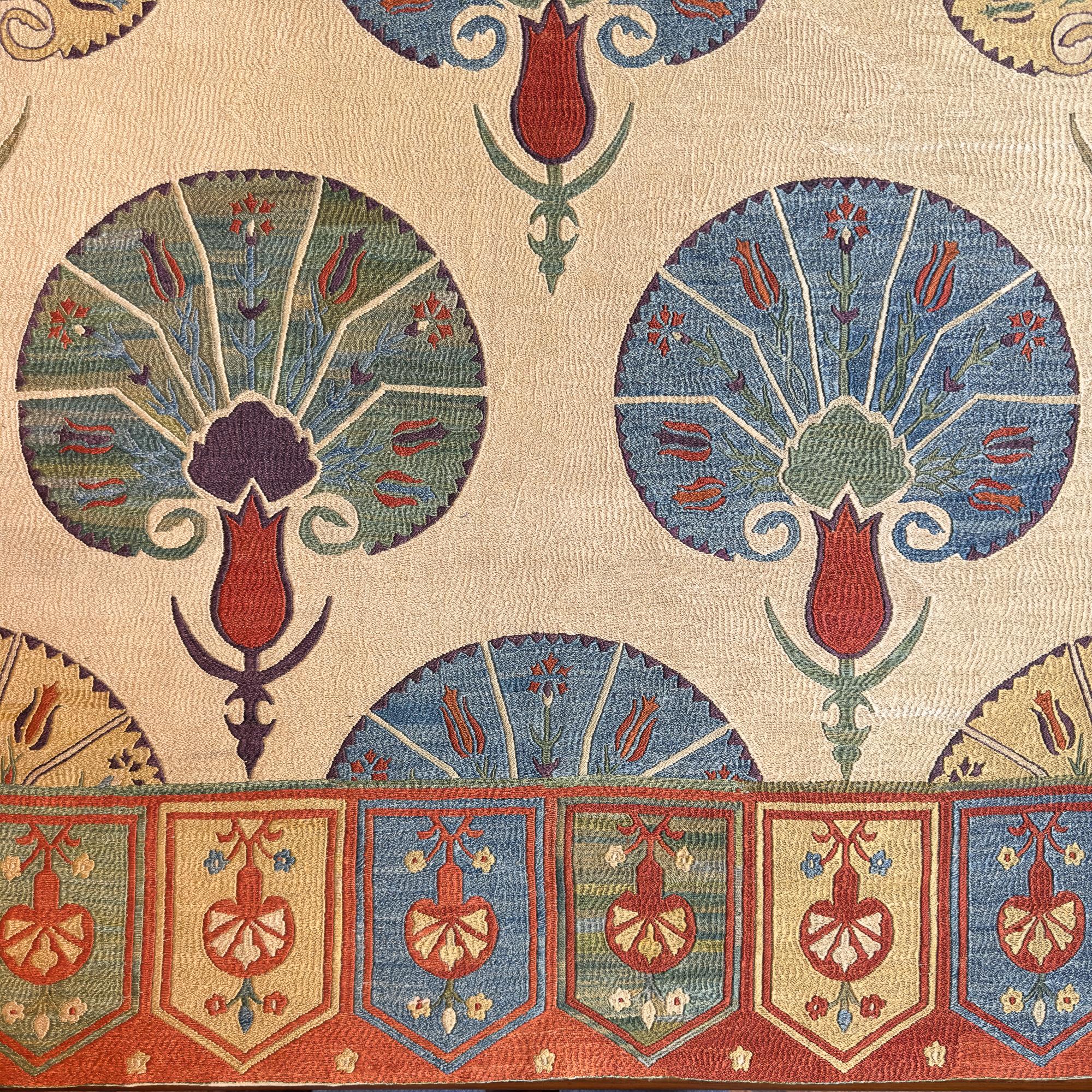 Zeitgenössische handbestickte Ottomane als Wandbehang (Bestickt) im Angebot