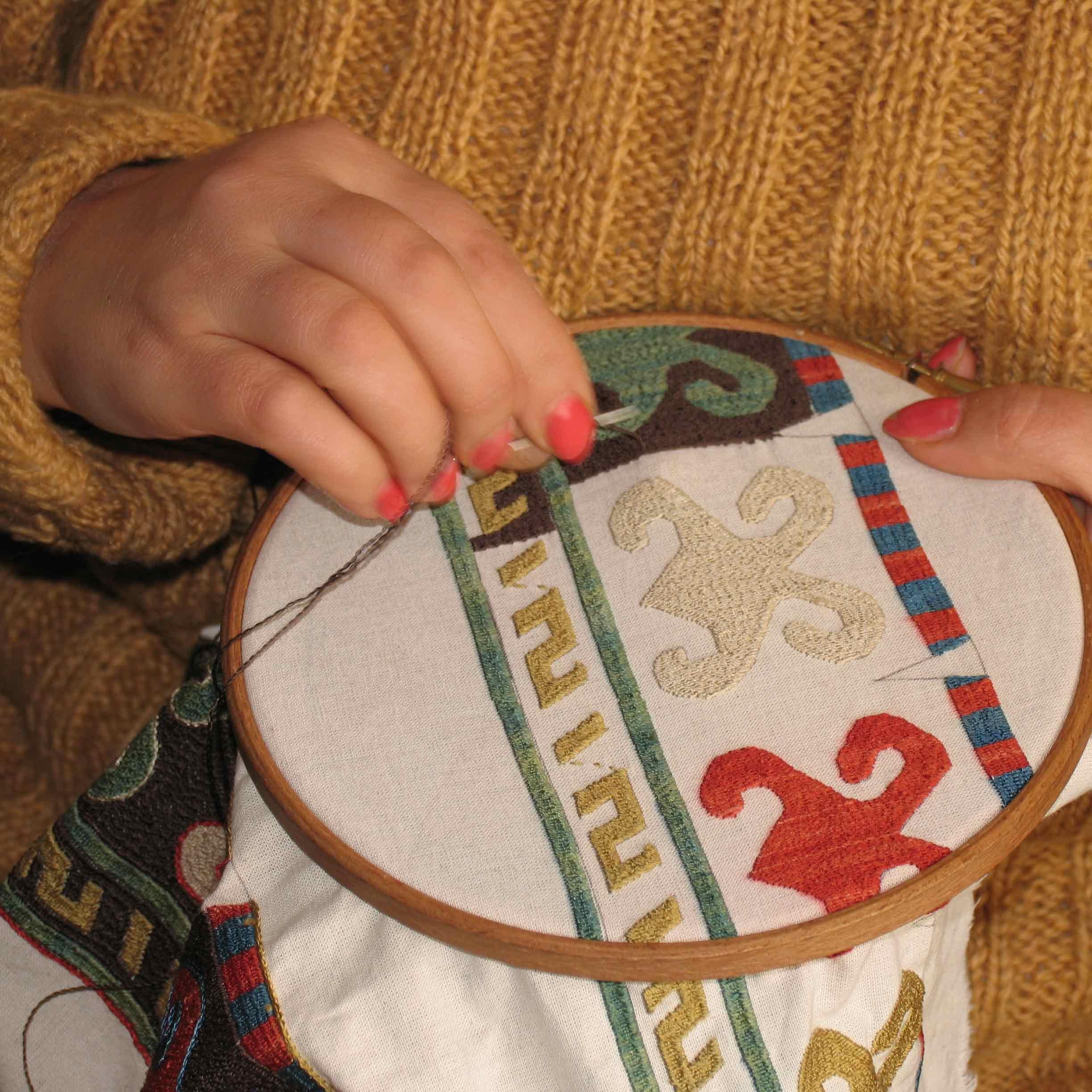 Zeitgenössische handbestickte Ottomane als Wandbehang (21. Jahrhundert und zeitgenössisch) im Angebot