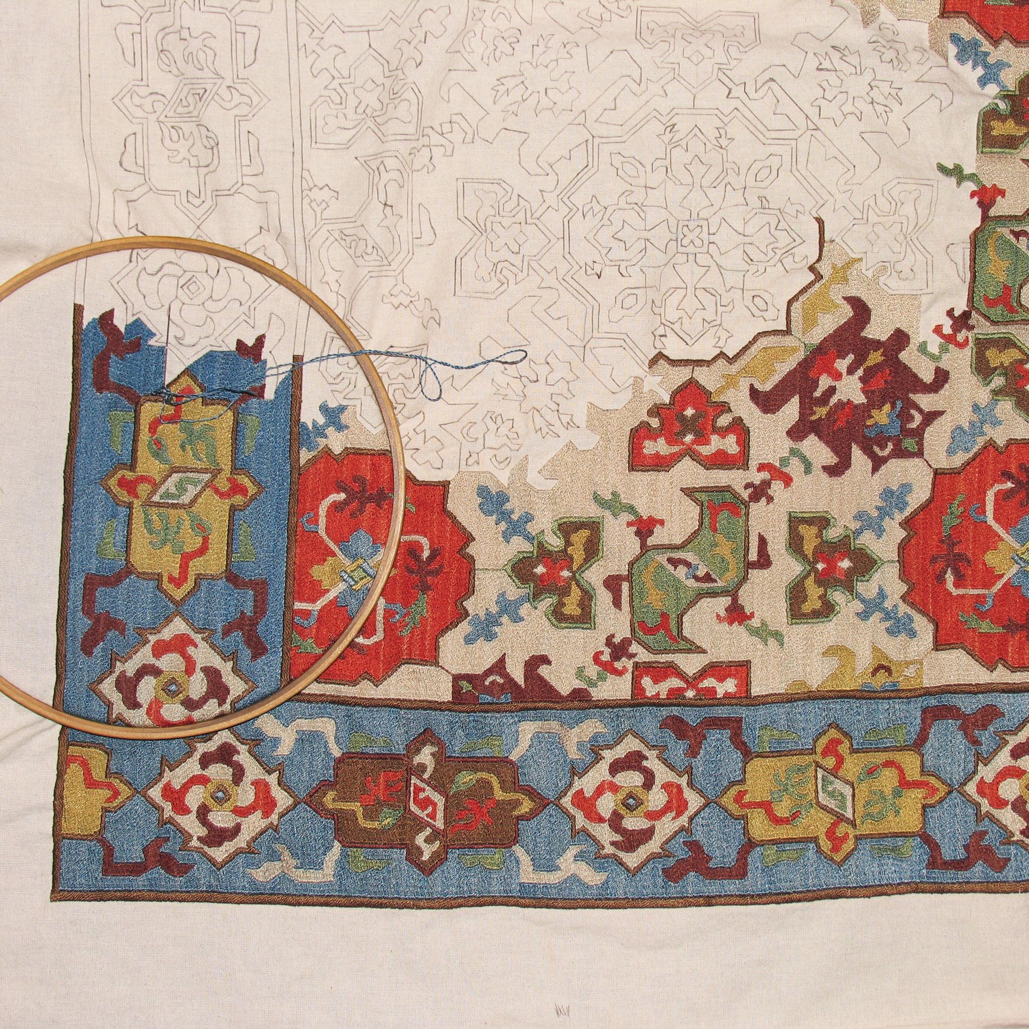 Zeitgenössische handbestickte Ottomane als Wandbehang (Baumwolle) im Angebot