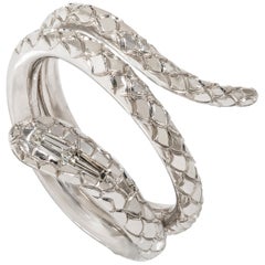 Bague contemporaine gravée à la main « Serpent » en or blanc et diamants