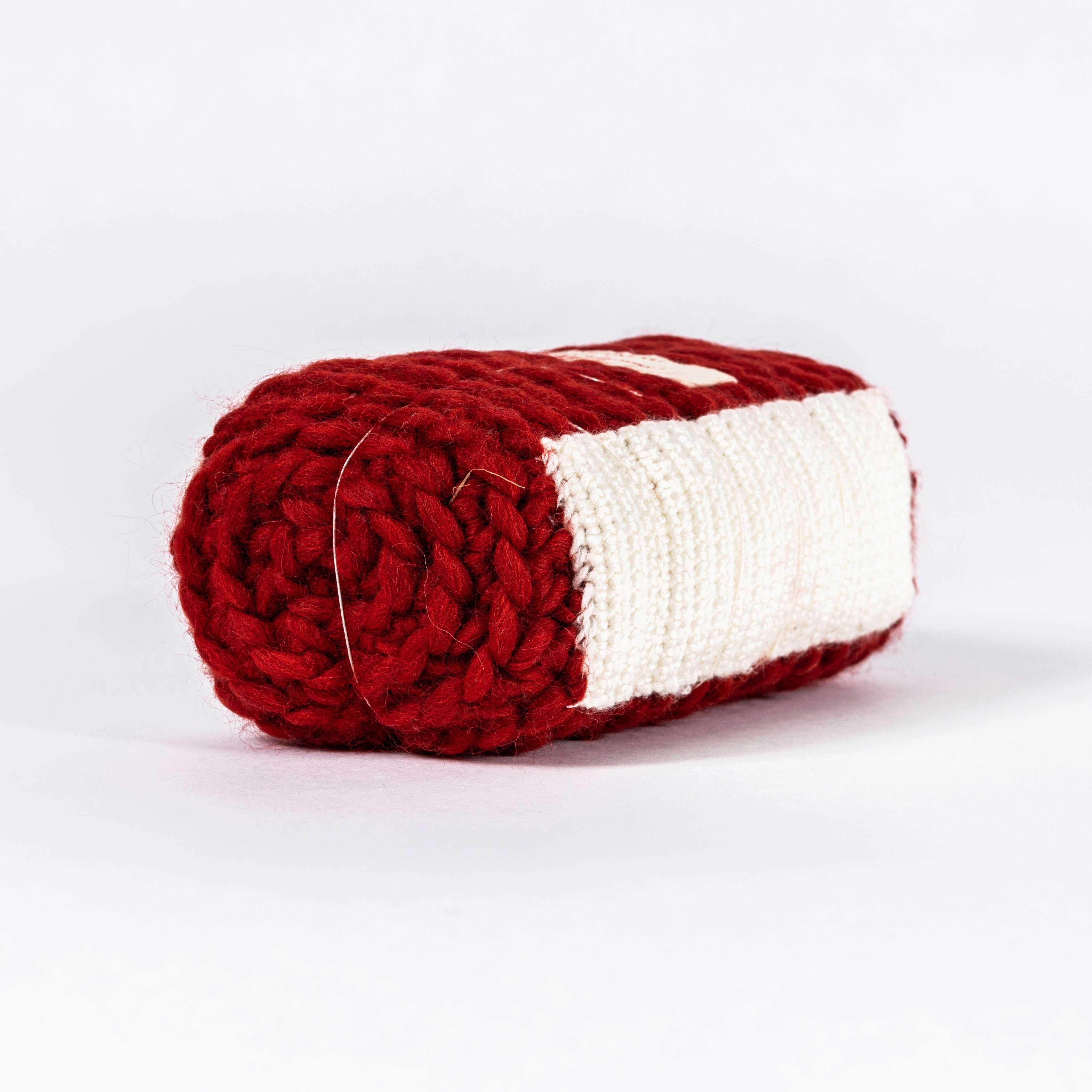 Zeitgenössisches handgestricktes Roastbeef - Clemence Joly. 

Clemence Joly lebt und arbeitet in Paris. Clemence hat einen Abschluss als Grafikdesignerin an der Ecole Nationale Superieure D'Arts Appliques et des Metieres D'Art, an der Chelsea School