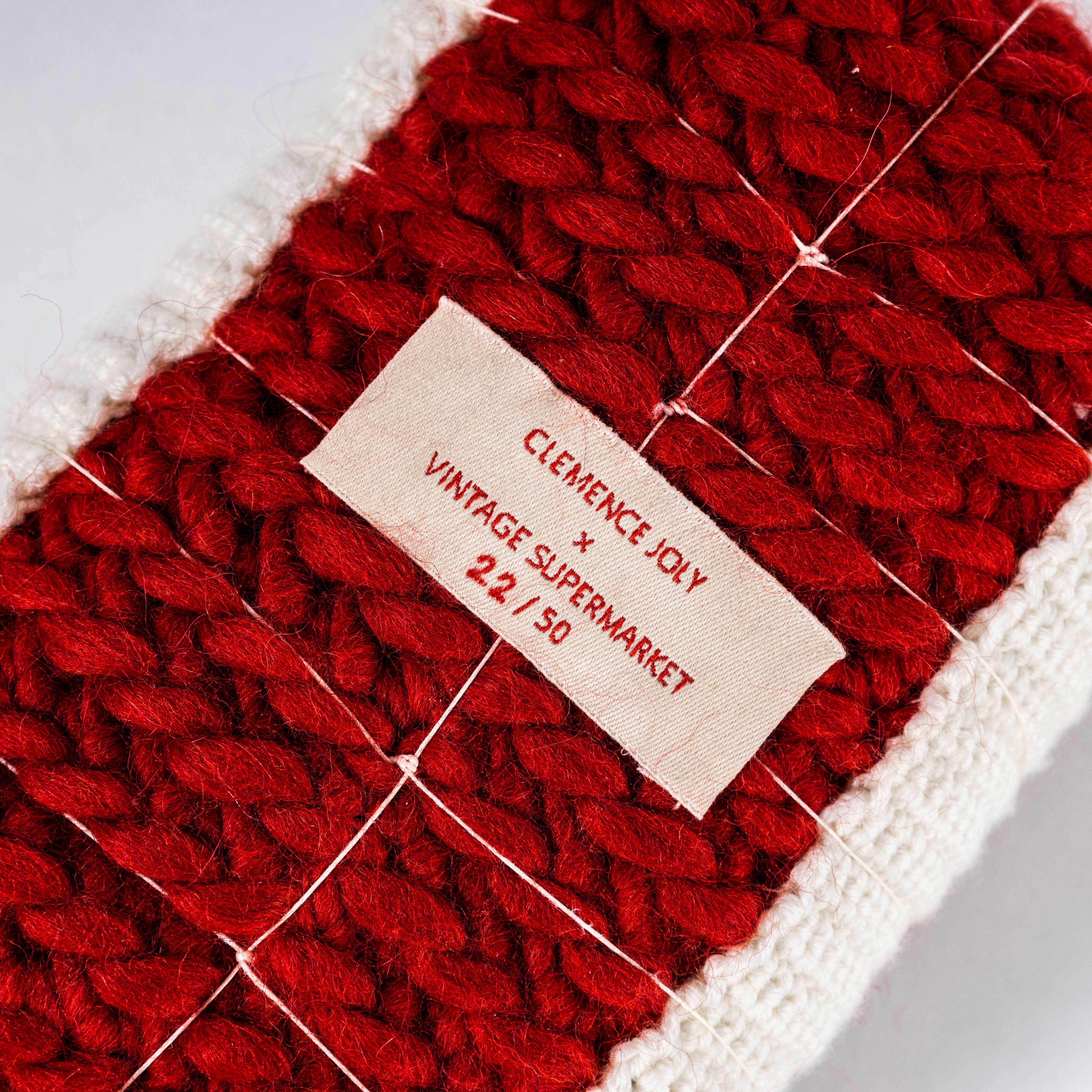 Zeitgenössisches handgestricktes Roastbeef - Clemence Joly (Französisch) im Angebot