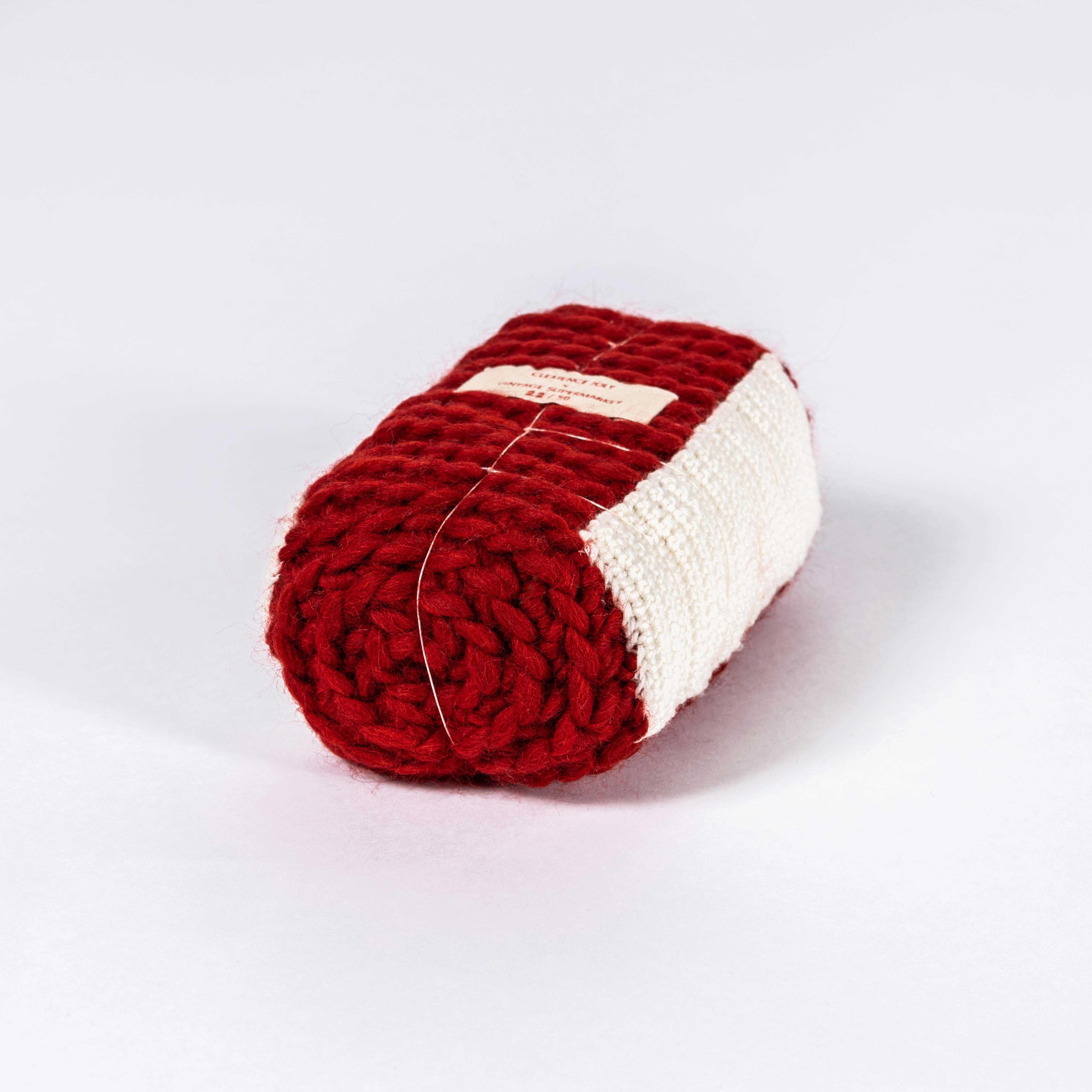 Zeitgenössisches handgestricktes Roastbeef - Clemence Joly im Zustand „Gut“ im Angebot in Hook, Hampshire