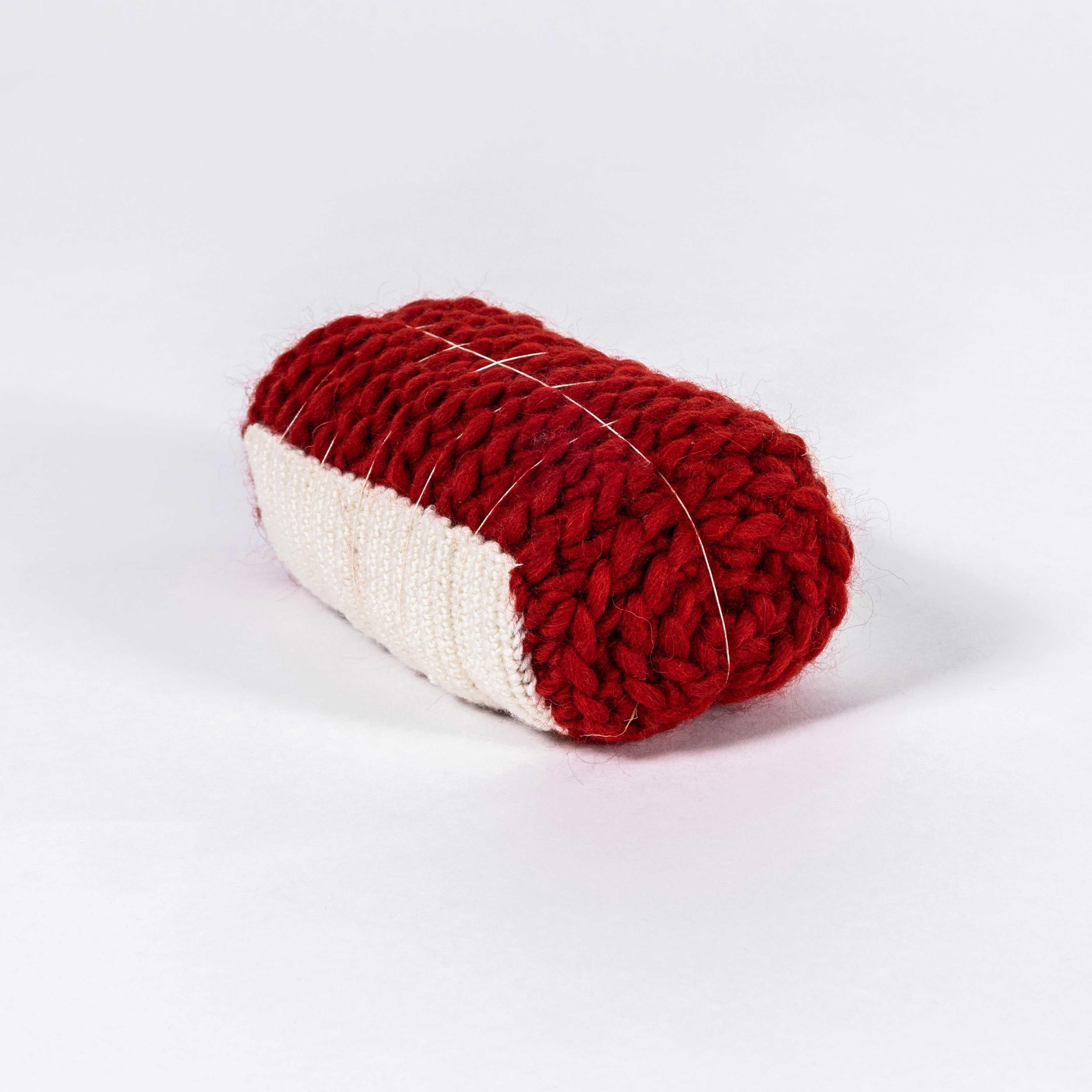 Zeitgenössisches handgestricktes Roastbeef - Clemence Joly (21. Jahrhundert und zeitgenössisch) im Angebot