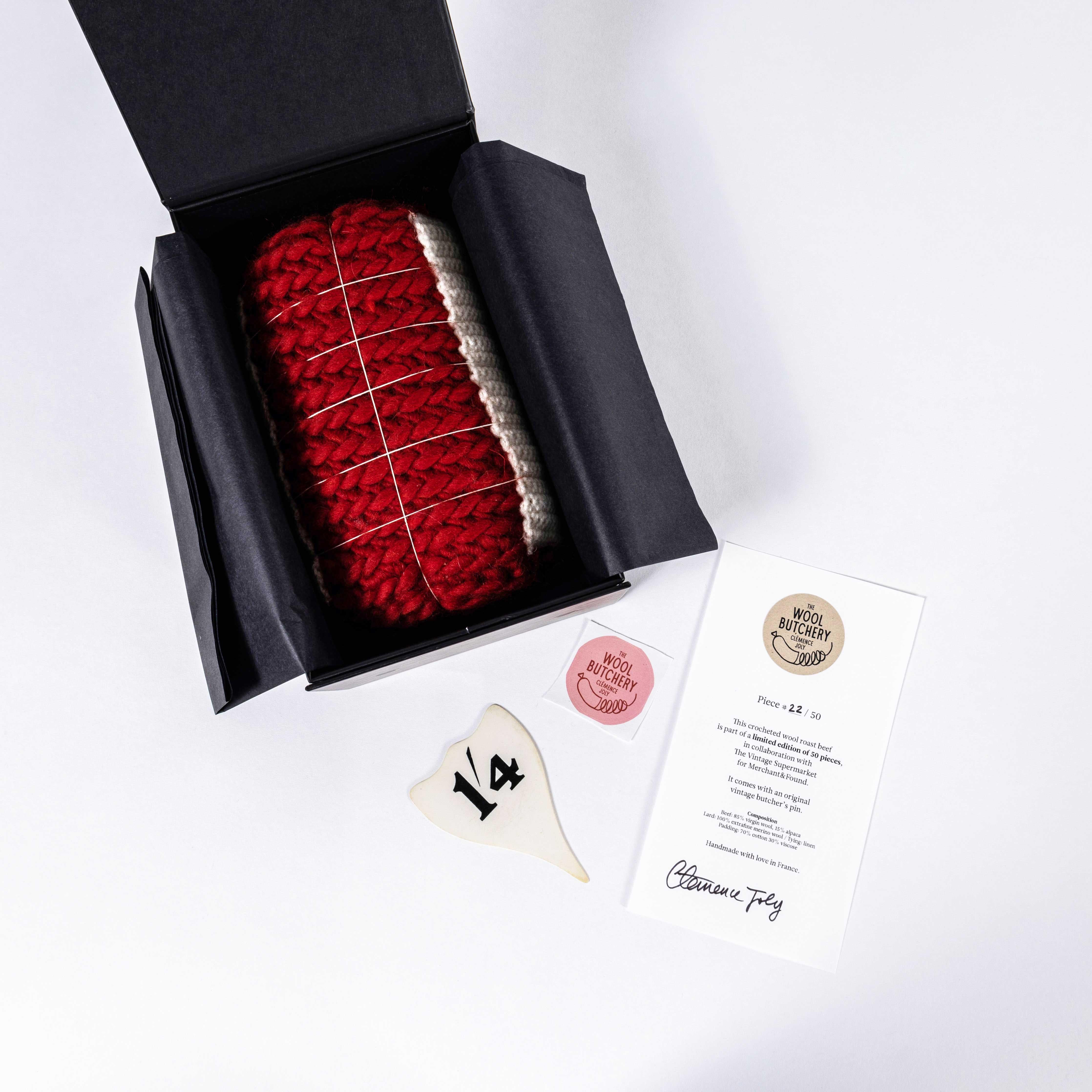 Zeitgenössisches handgestricktes Roastbeef - Clemence Joly im Angebot 1