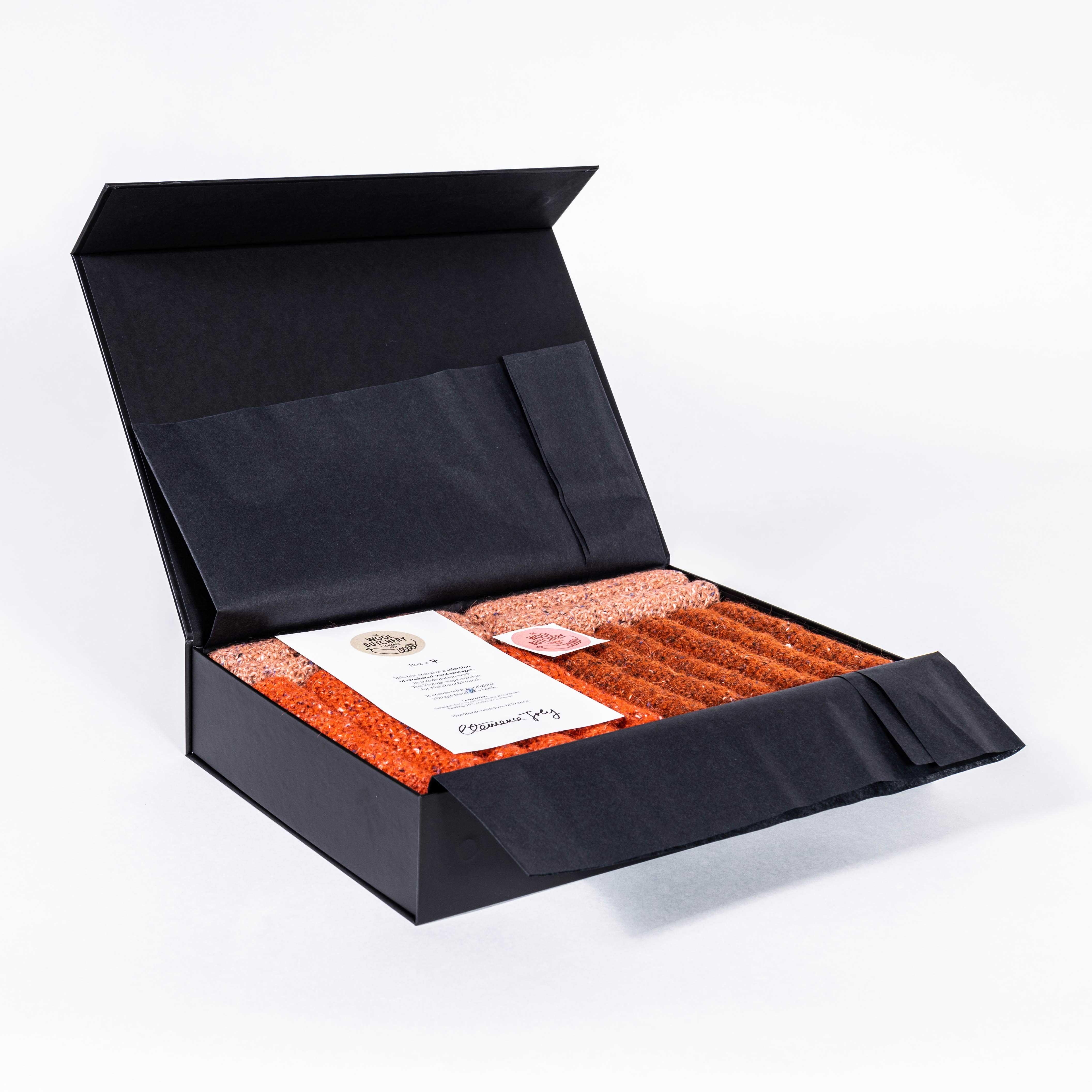 Sélection de saucissons contemporains tricotés à la main - Clemence Joly. 

Clemence Jolie vit et travaille à Paris. Clémence est diplômée en tant que graphiste de l'École nationale supérieure d'arts appliqués et des métiers d'art, ainsi que de la
