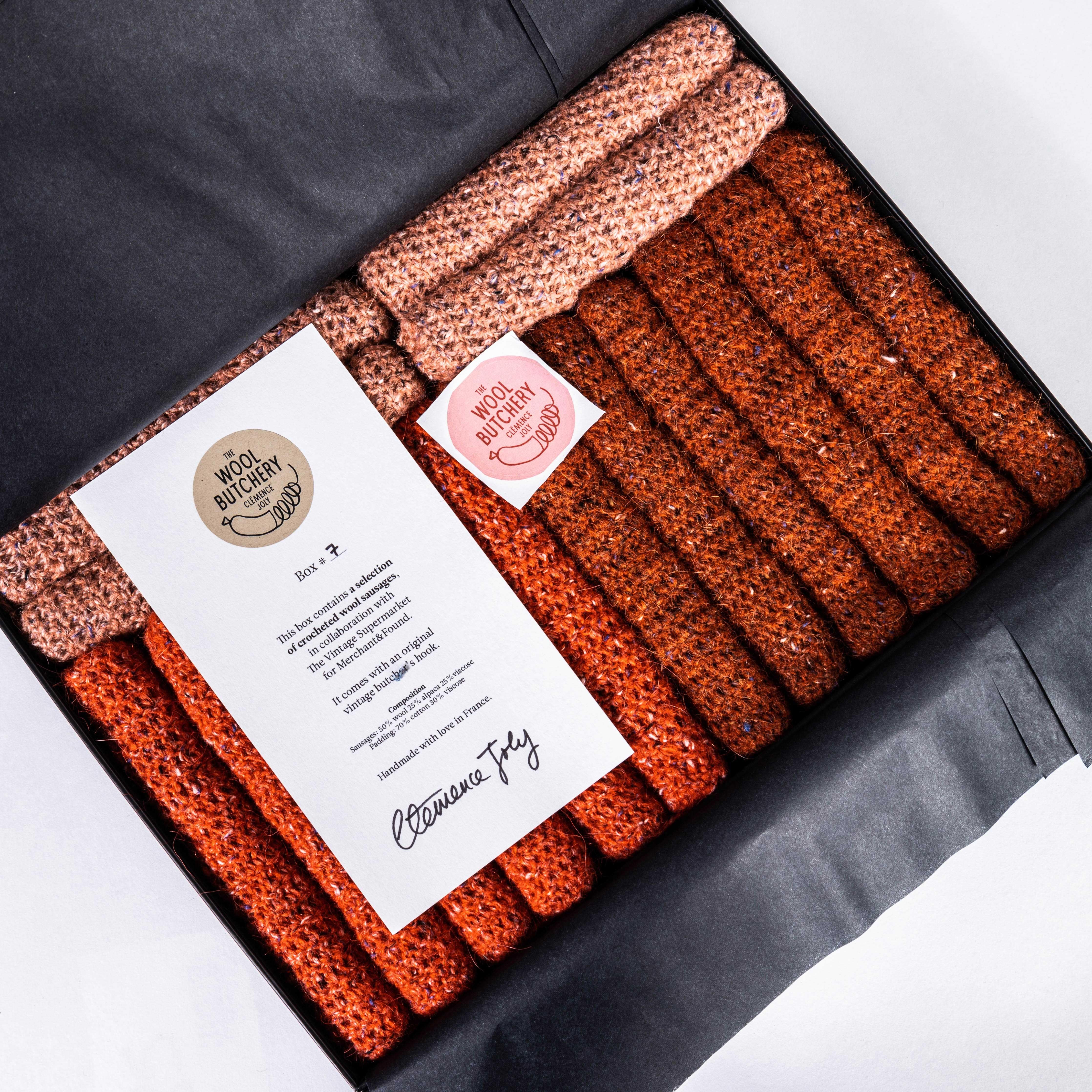 Français Sélection de saucissons contemporains tricotés à la main - Clemence Joly en vente