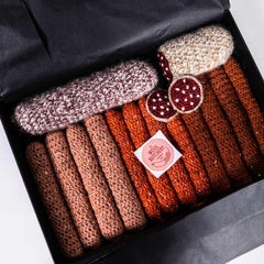 Sélection de saucissons tranchés contemporains tricotés à la main - Clemence Joly