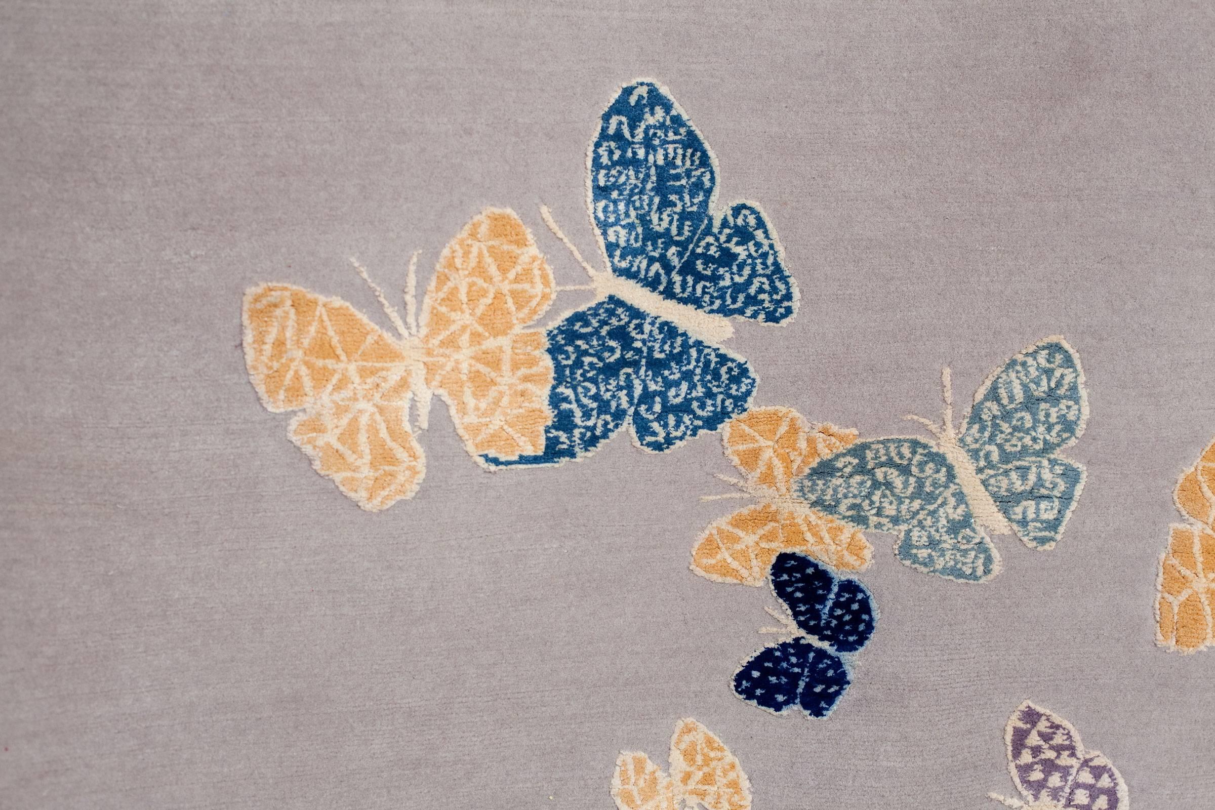 Moderne Tapis contemporain noué à la main beige, bleu, laine et soie avec motif de papillon en vente