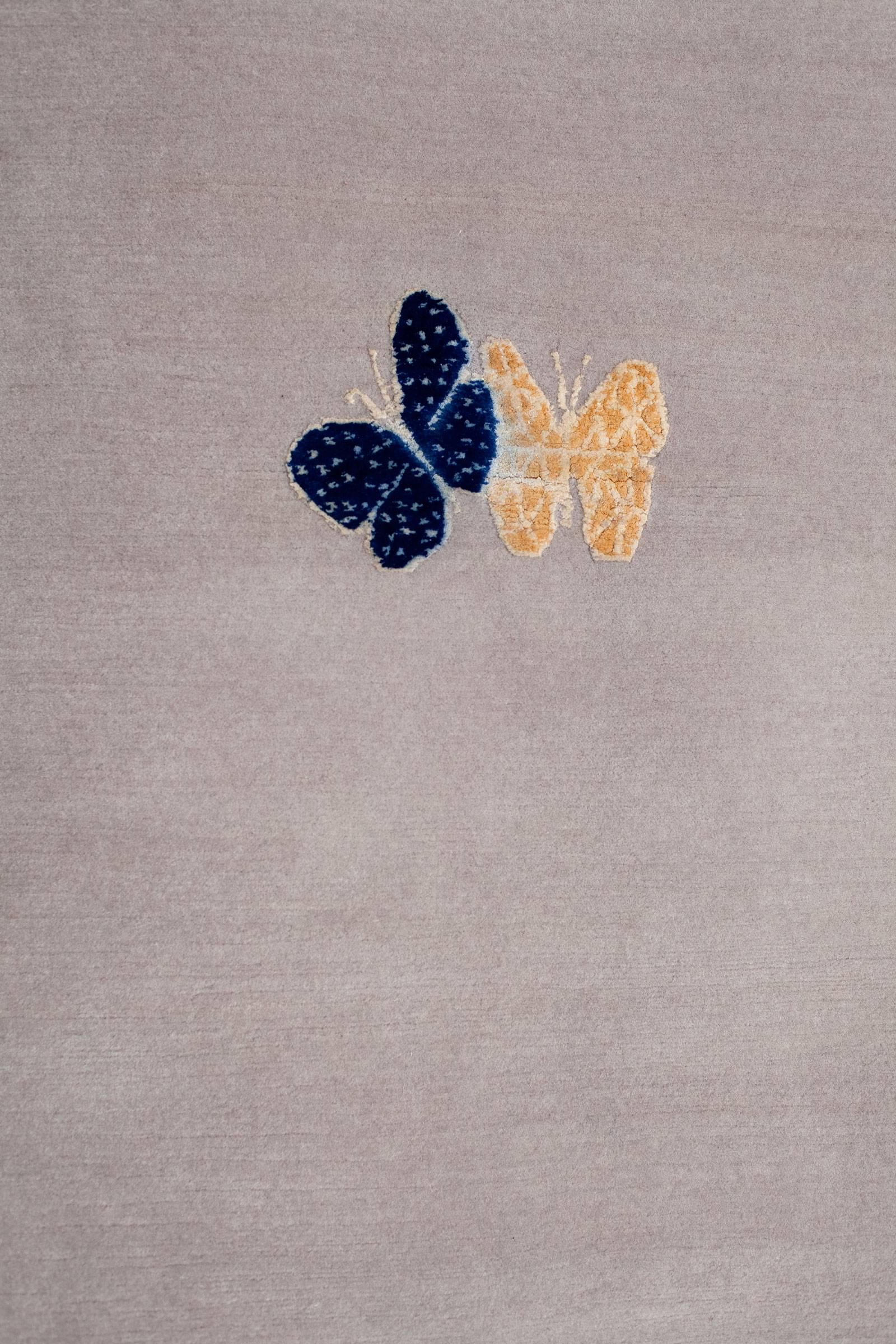 Zeitgenössischer handgeknüpfter Teppich aus Wolle und Seide in Beige, Blau und Schmetterlingsmuster (Nepalesisch) im Angebot