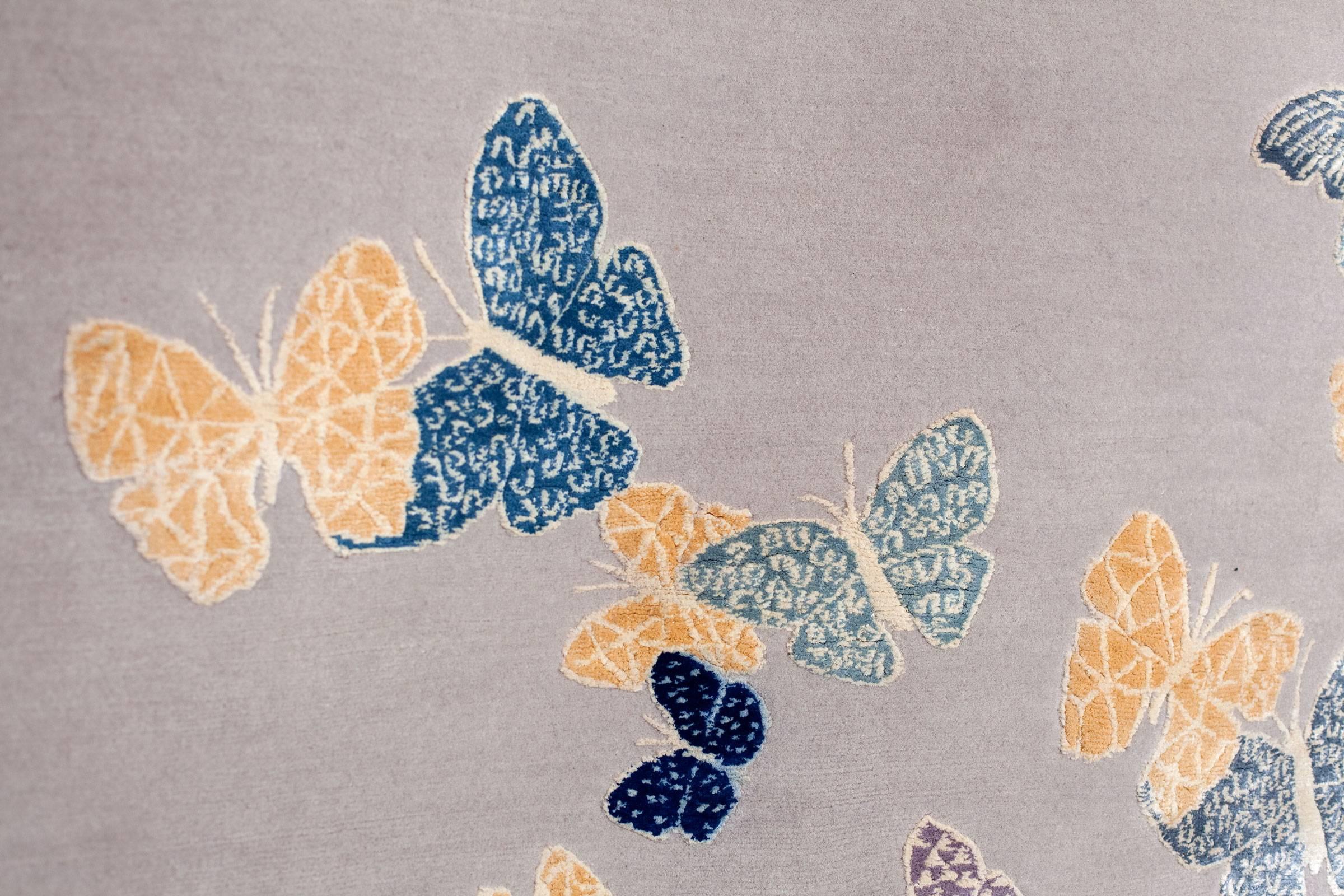 Noué à la main Tapis contemporain noué à la main beige, bleu, laine et soie avec motif de papillon en vente
