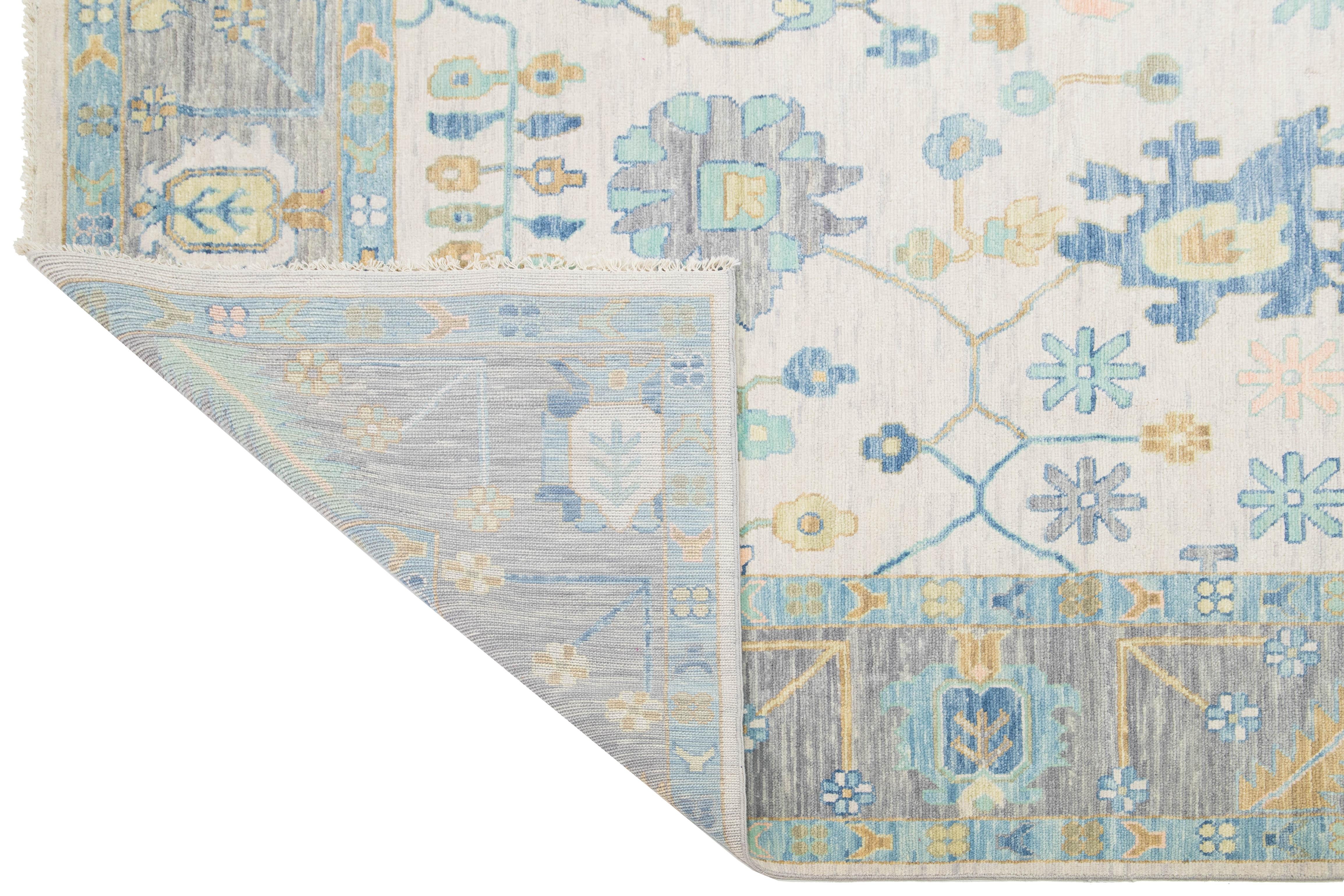 Indien Contemporary Hand-Knotted Floral Oushak Style Wool Rug In Beige en vente