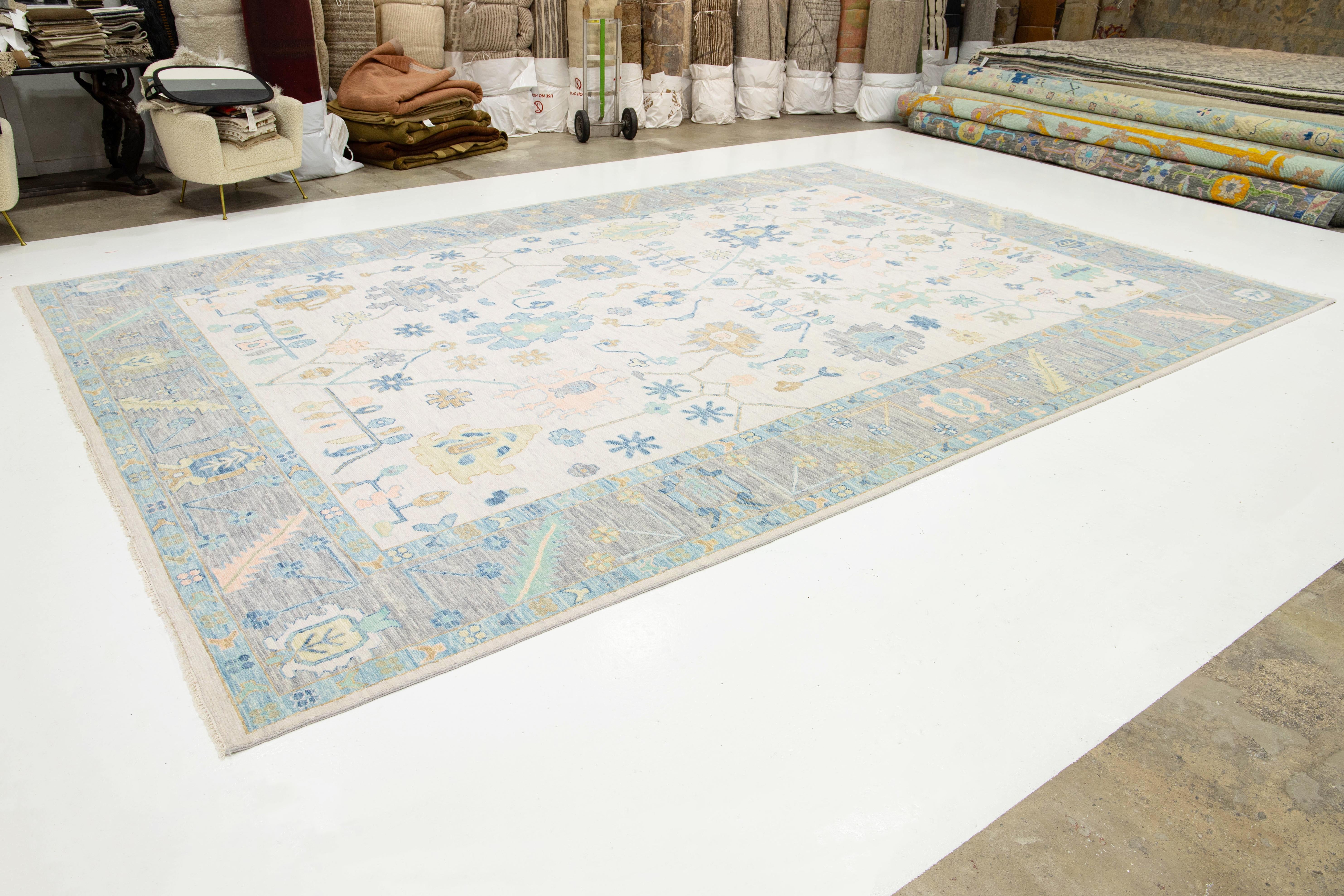 Noué à la main Contemporary Hand-Knotted Floral Oushak Style Wool Rug In Beige en vente