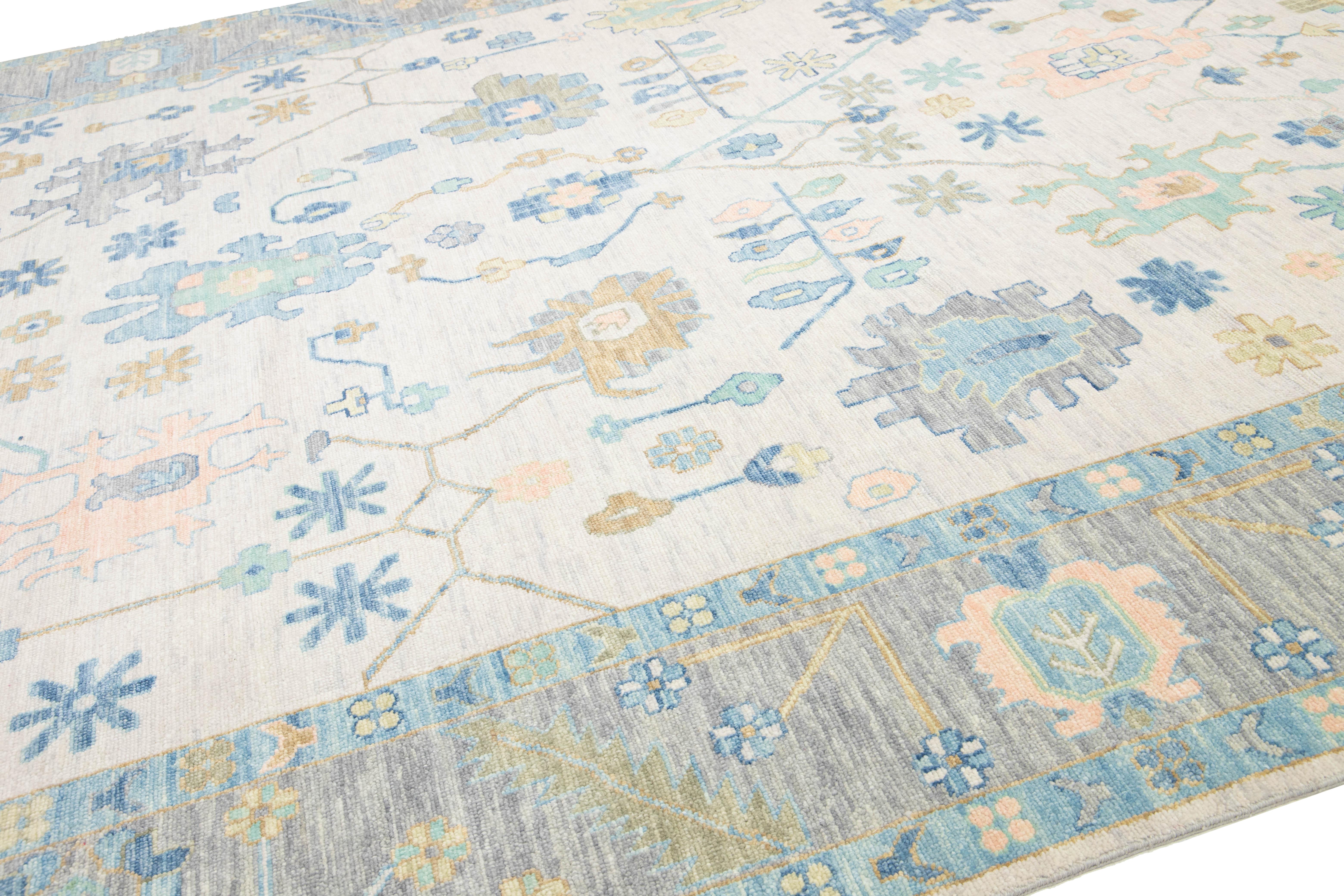 Contemporary Hand-Knotted Floral Oushak Style Wool Rug In Beige Neuf - En vente à Norwalk, CT