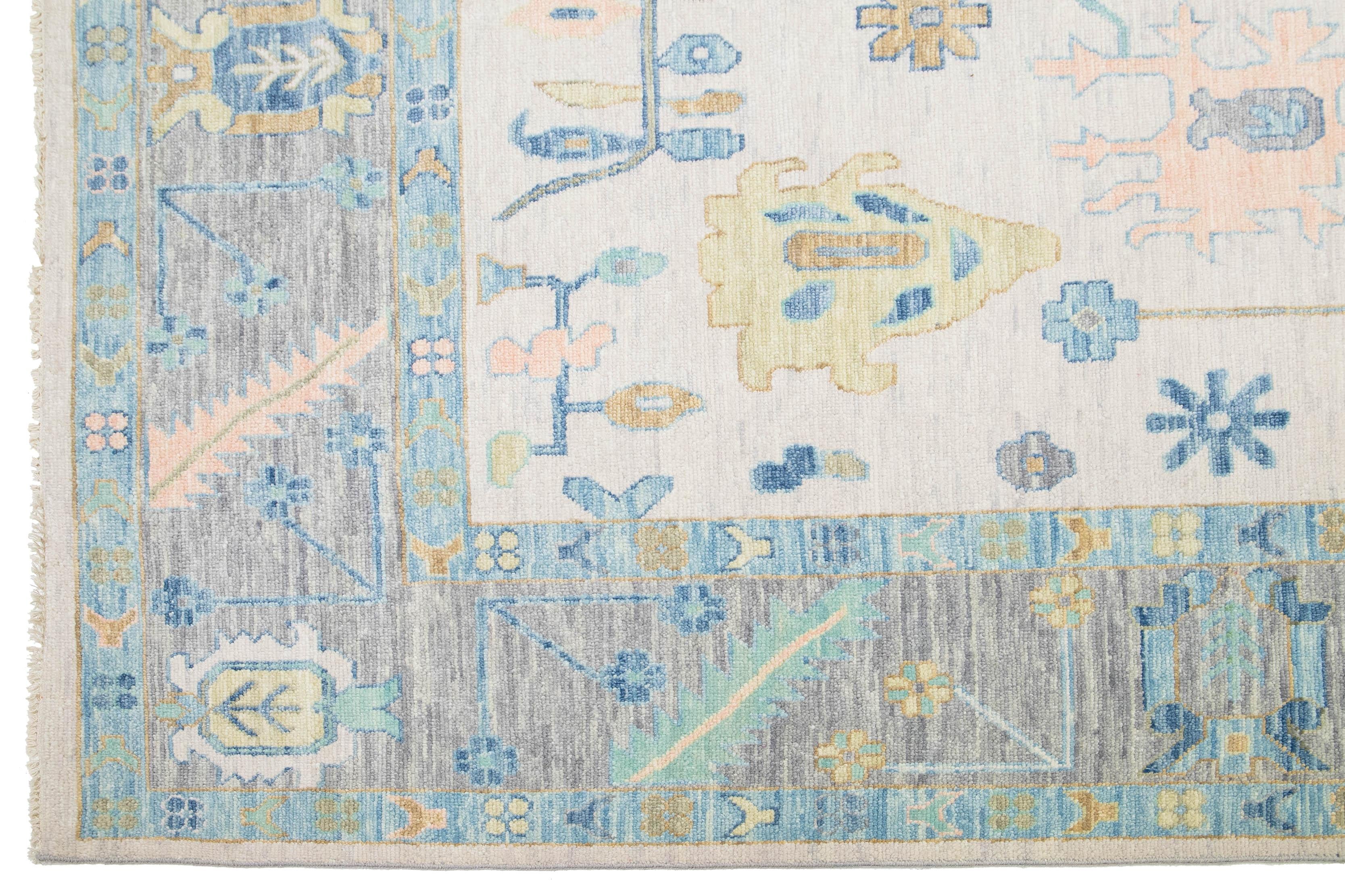 XXIe siècle et contemporain Contemporary Hand-Knotted Floral Oushak Style Wool Rug In Beige en vente