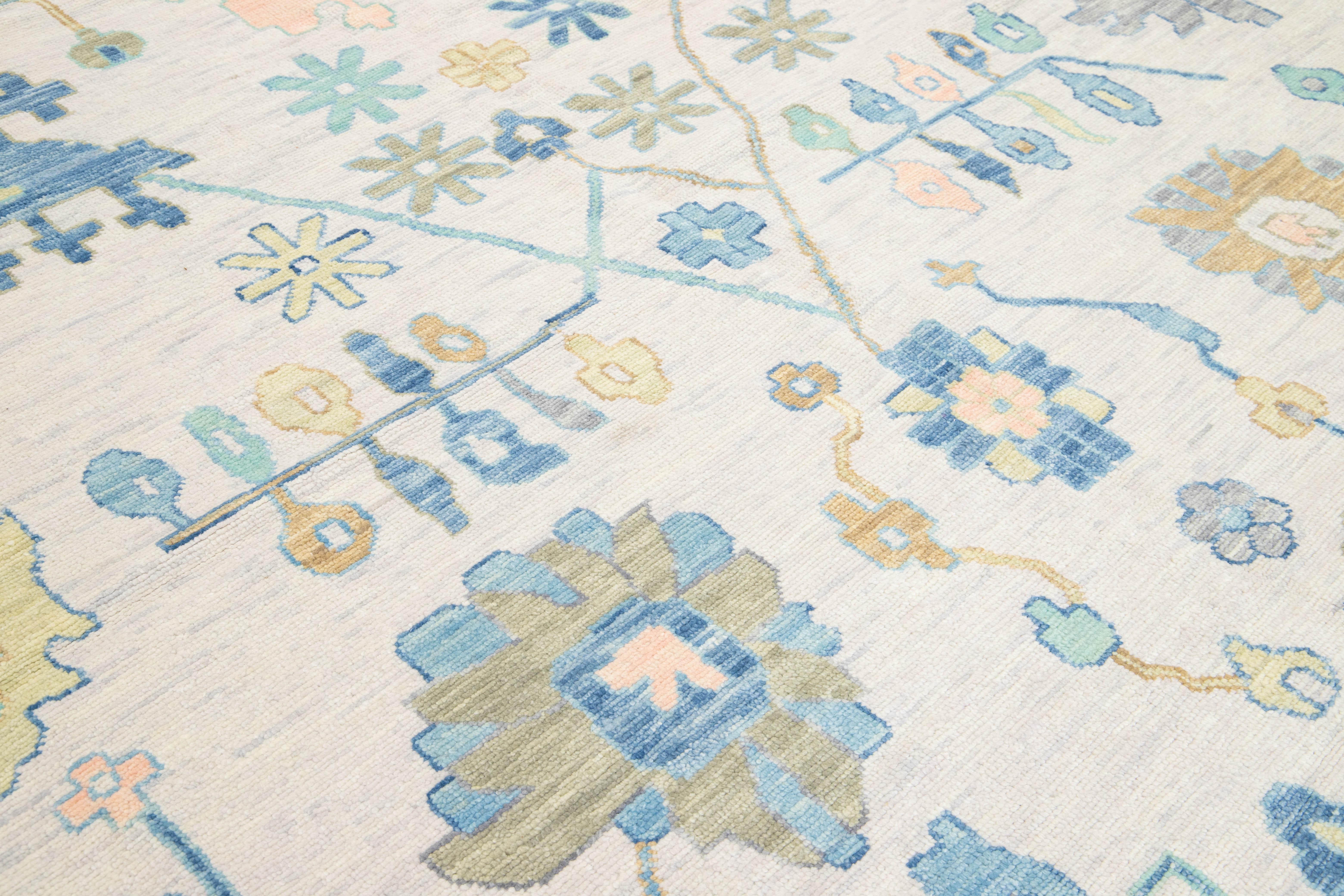 Contemporary Hand-Knotted Floral Oushak Style Wool Rug In Beige en vente 1