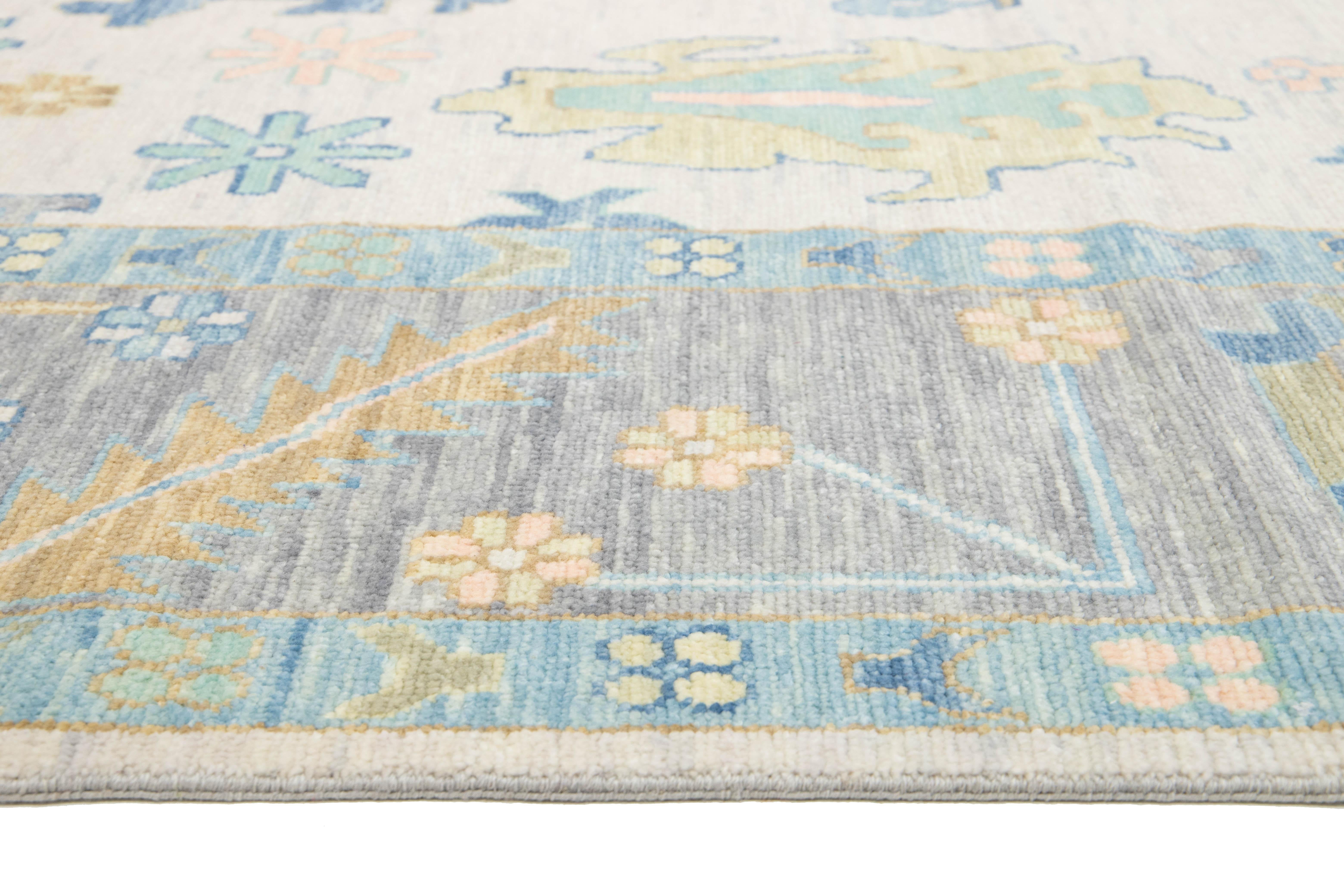 Contemporary Hand-Knotted Floral Oushak Style Wool Rug In Beige en vente 2
