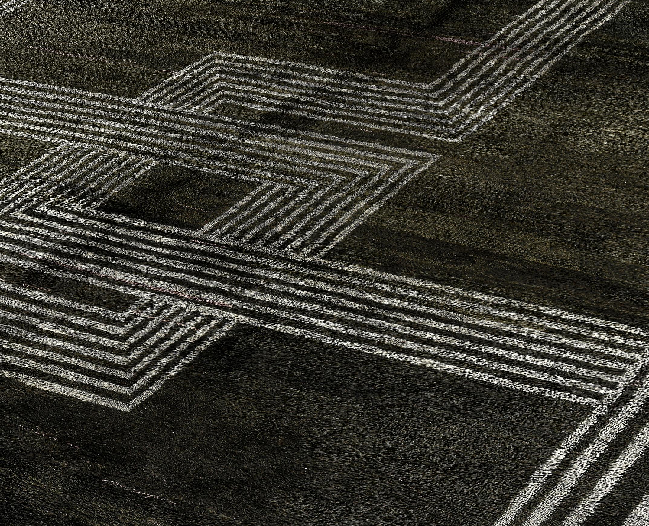 Introduisez une sophistication intemporelle dans votre espace avec ce nouveau tapis marocain noué à la main, présentant un motif géométrique audacieux dans des tons verts olive profonds. Méticuleusement tissée par des artisans, cette interprétation