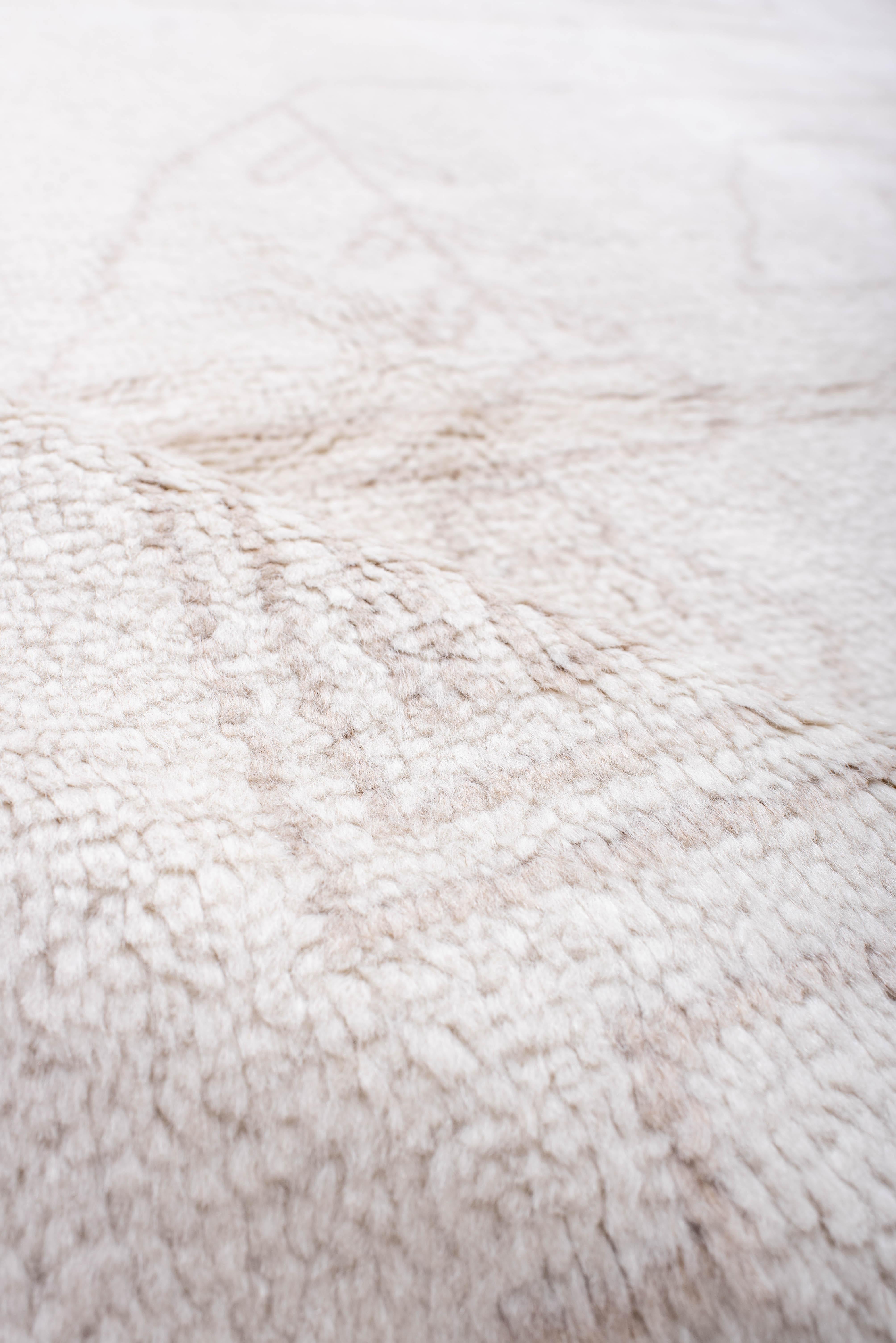 Zeitgenössischer handgeknüpfter marokkanischer Teppich Tonal Elfenbein Stammesmotive im Zustand „Gut“ im Angebot in New York, NY