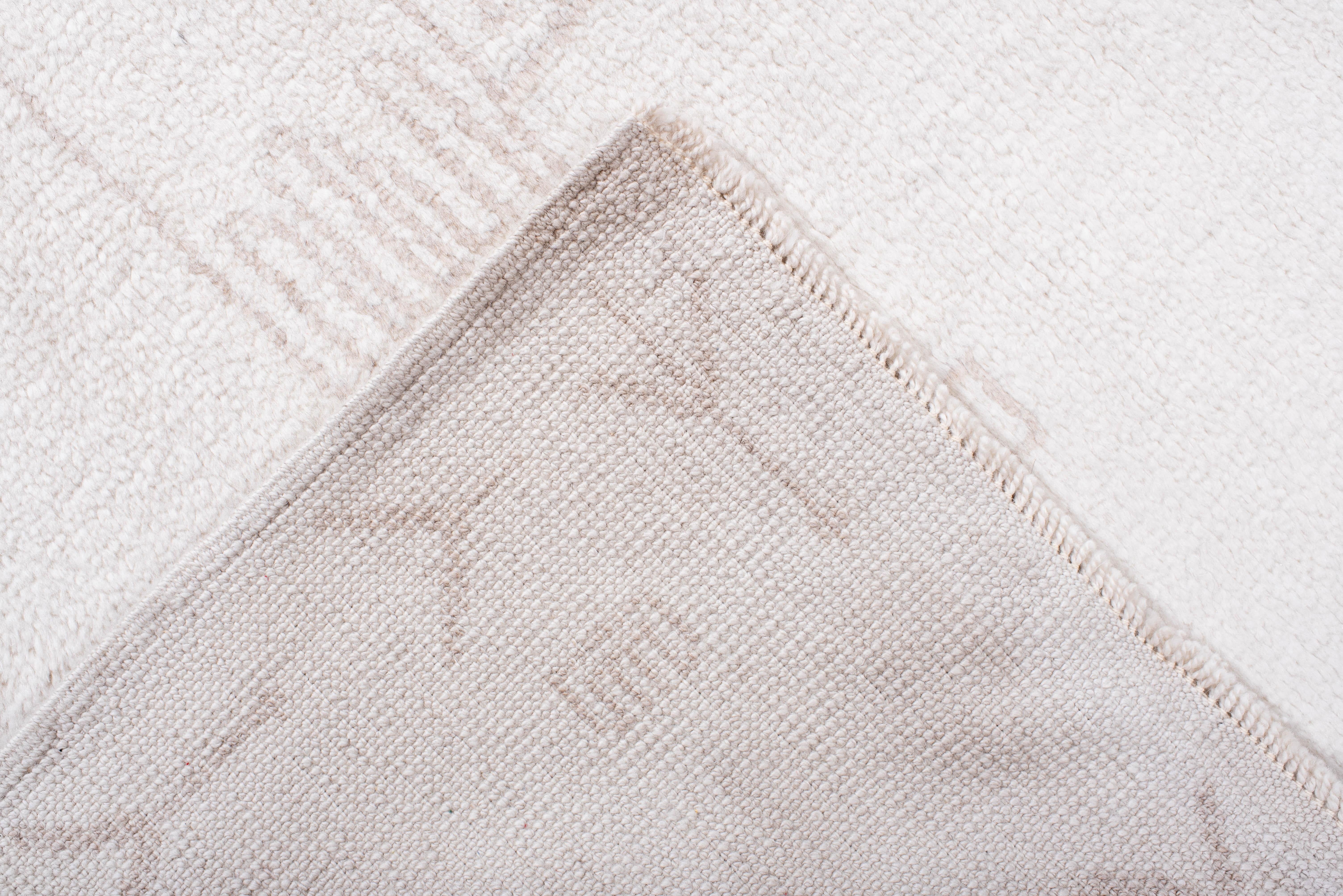 Zeitgenössischer handgeknüpfter marokkanischer Teppich Tonal Elfenbein Stammesmotive (20. Jahrhundert) im Angebot