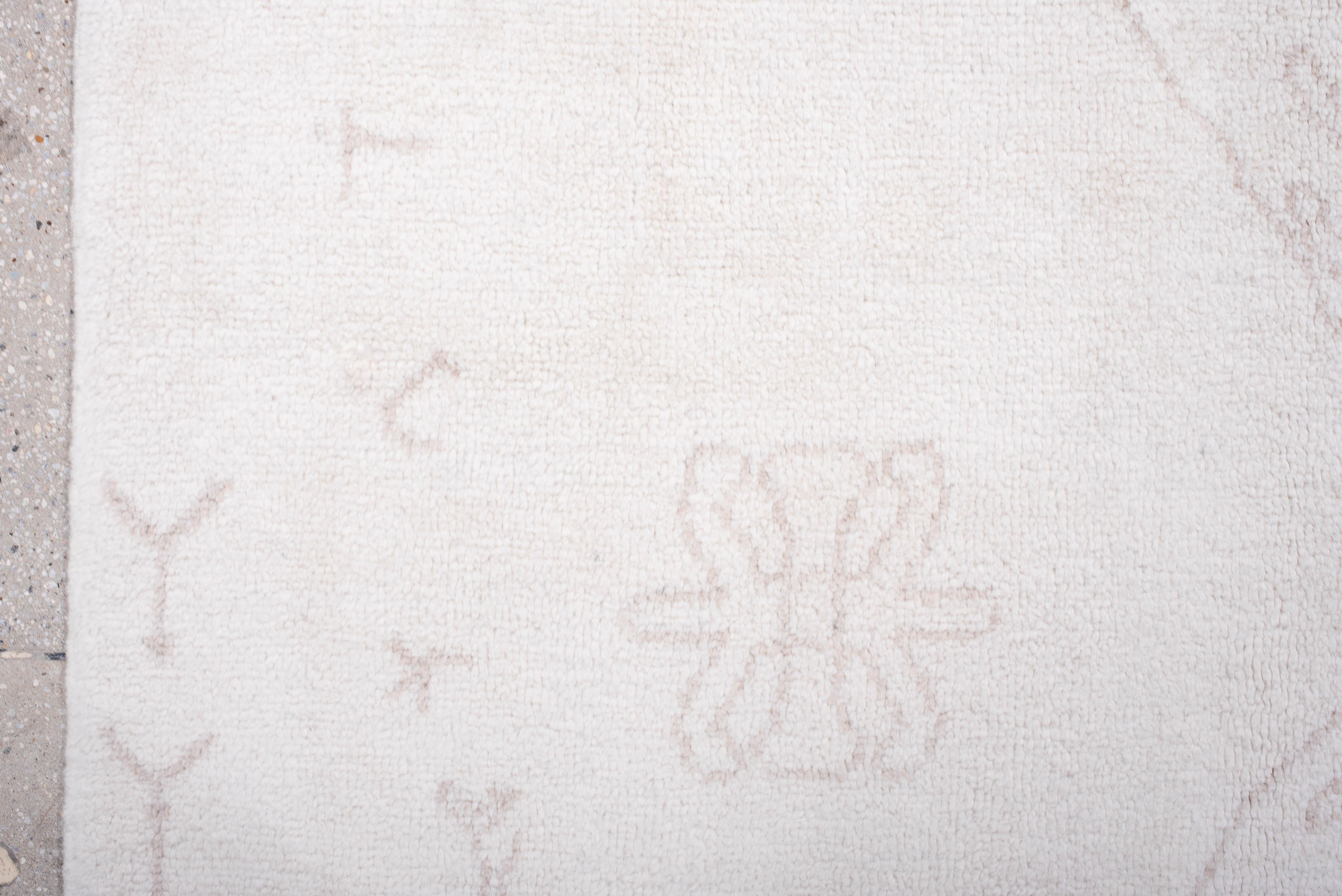 Zeitgenössischer handgeknüpfter marokkanischer Teppich Tonal Elfenbein Stammesmotive (Wolle) im Angebot