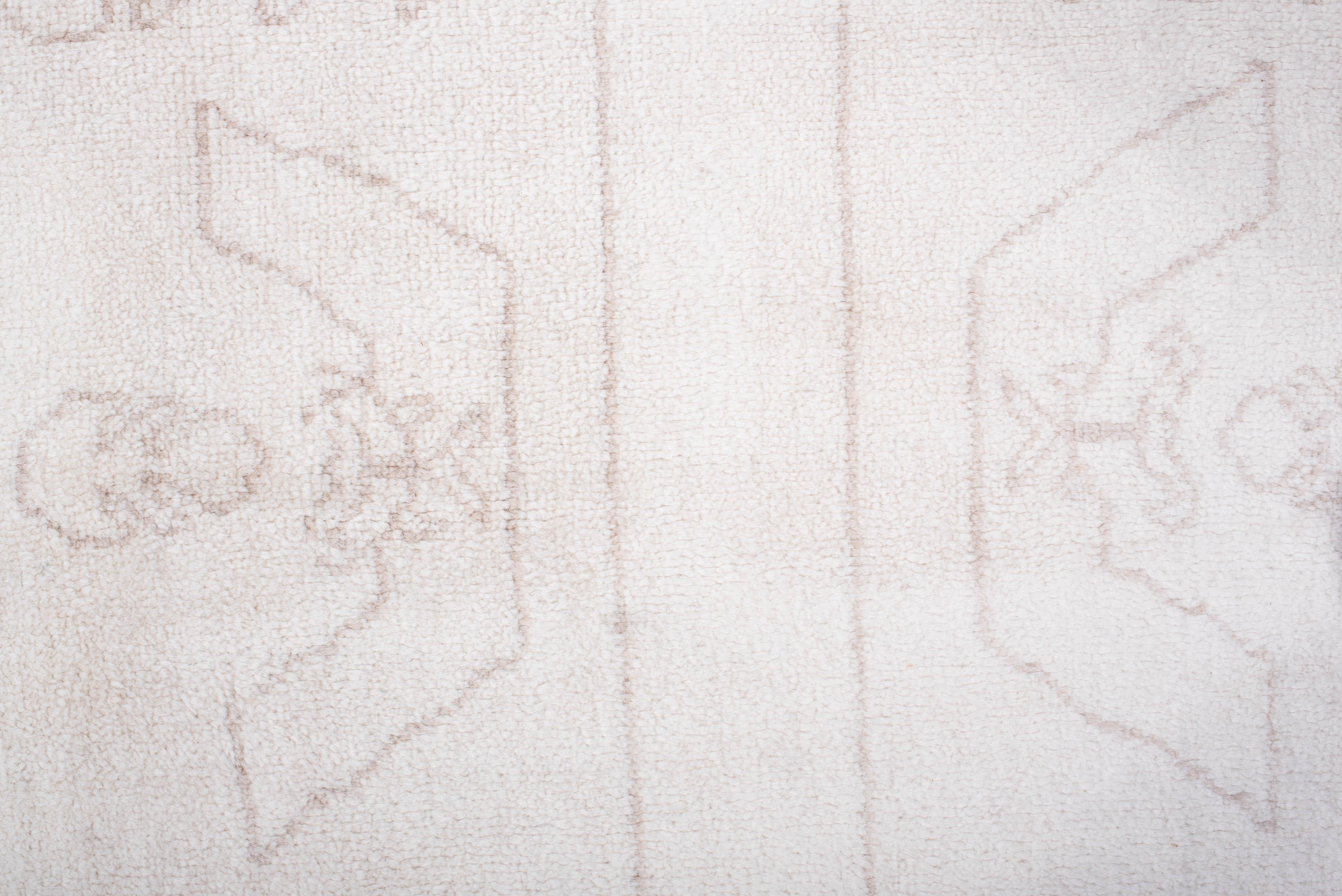 Zeitgenössischer handgeknüpfter marokkanischer Teppich Tonal Elfenbein Stammesmotive im Angebot 1